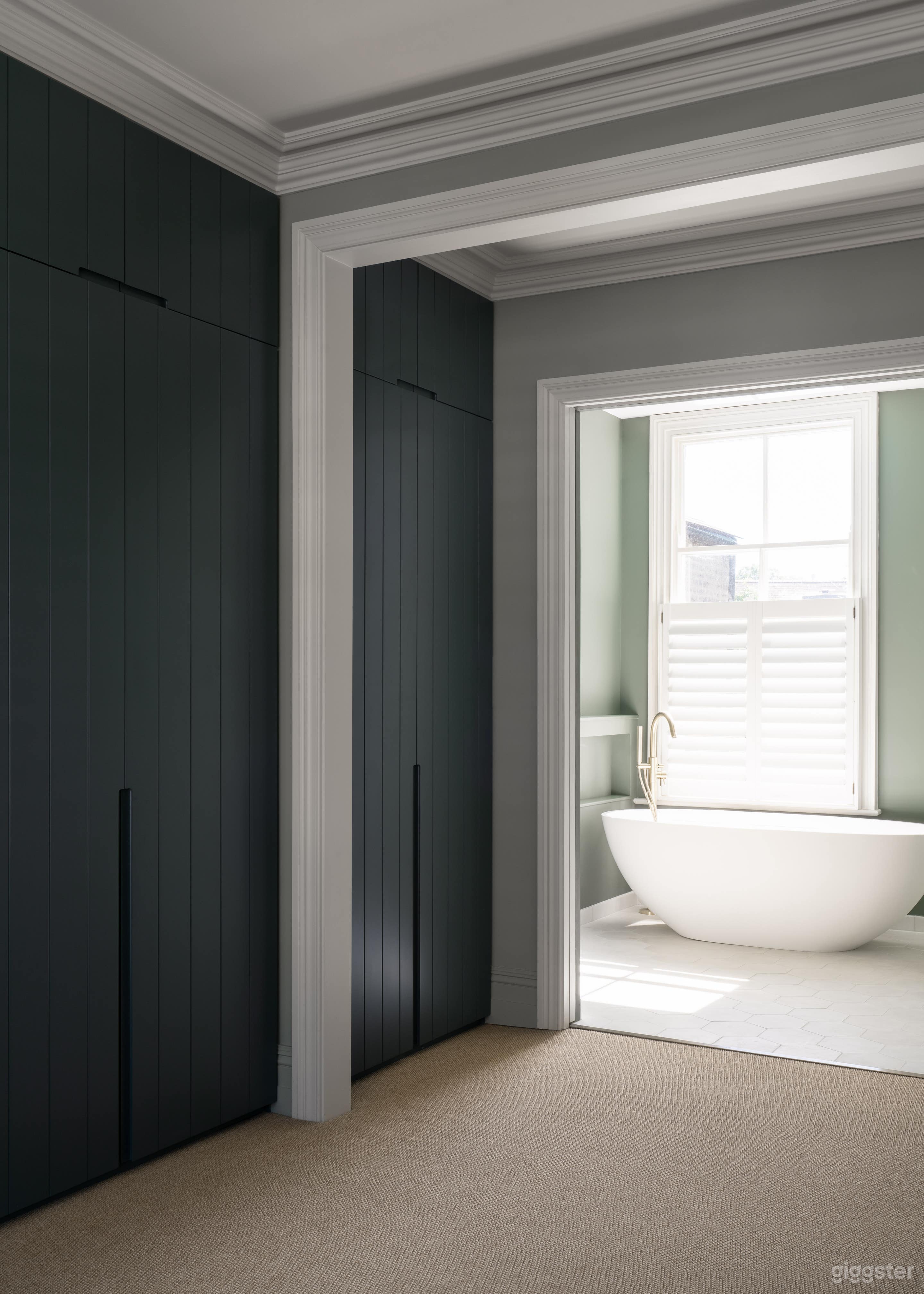 Large stylish light-filled victorian house  Photo 4