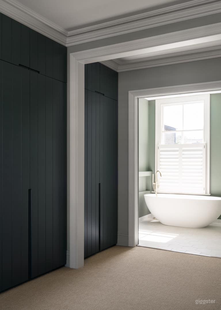  Large stylish light-filled victorian house  