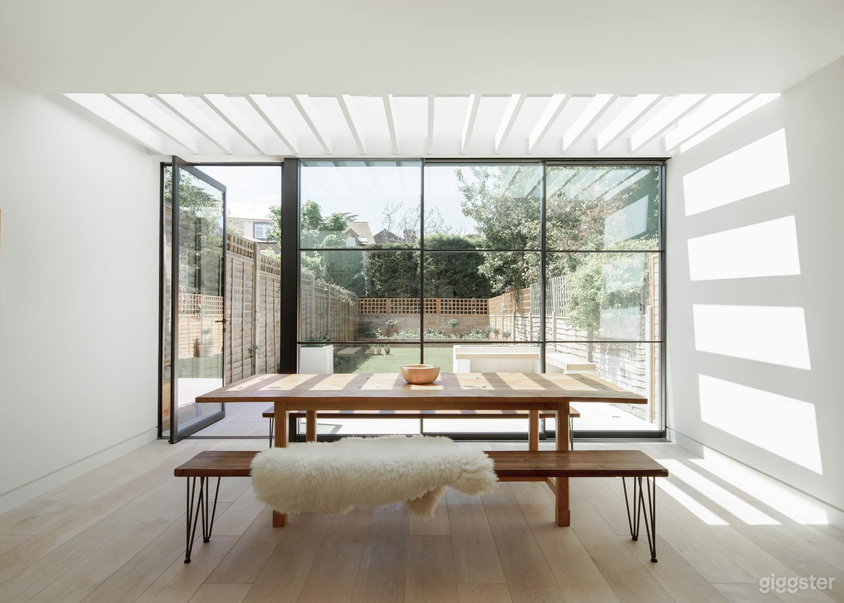 Large stylish light-filled victorian house  Photo 1