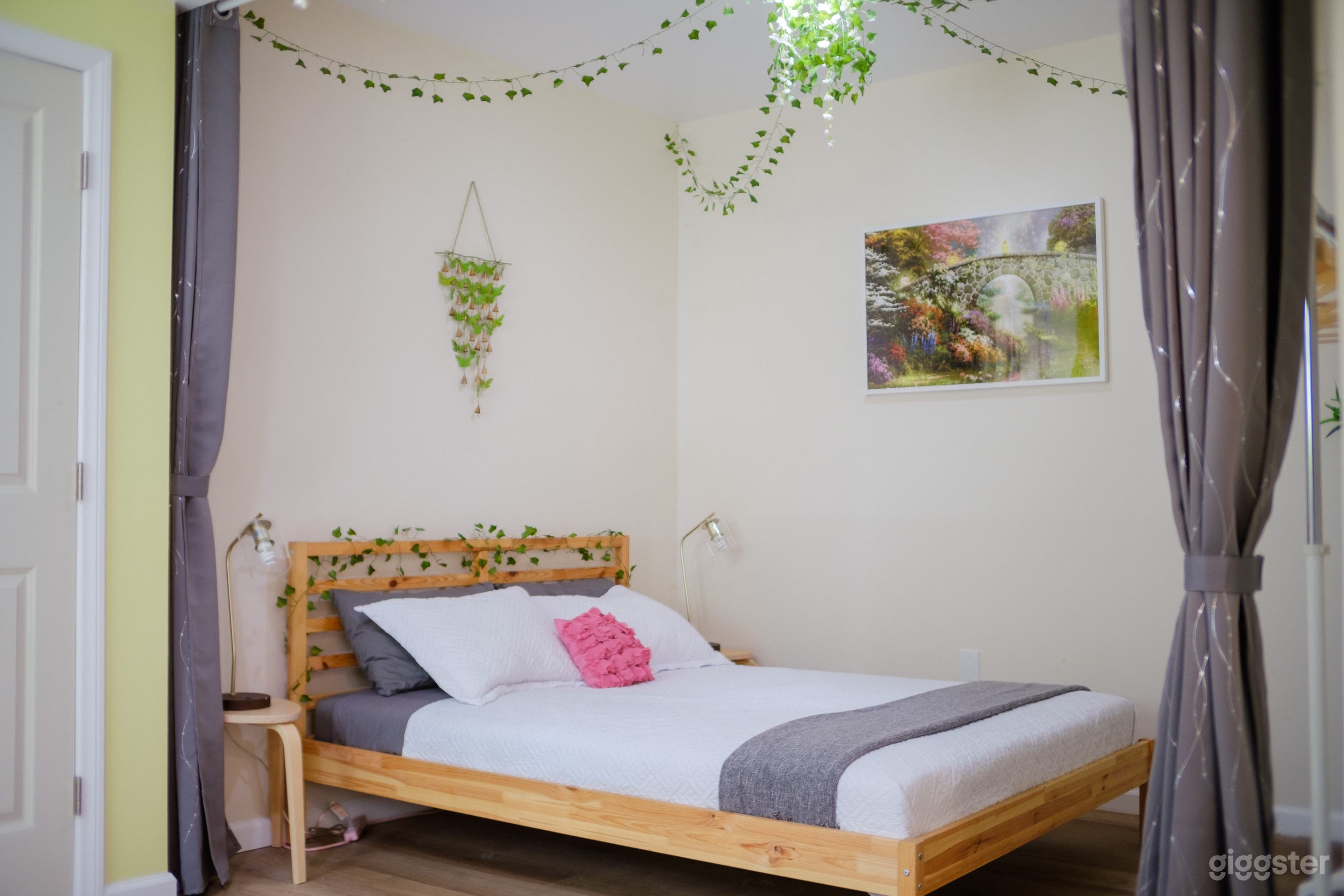 The Enchanted Suite: colorful, magical, floral Photo 4