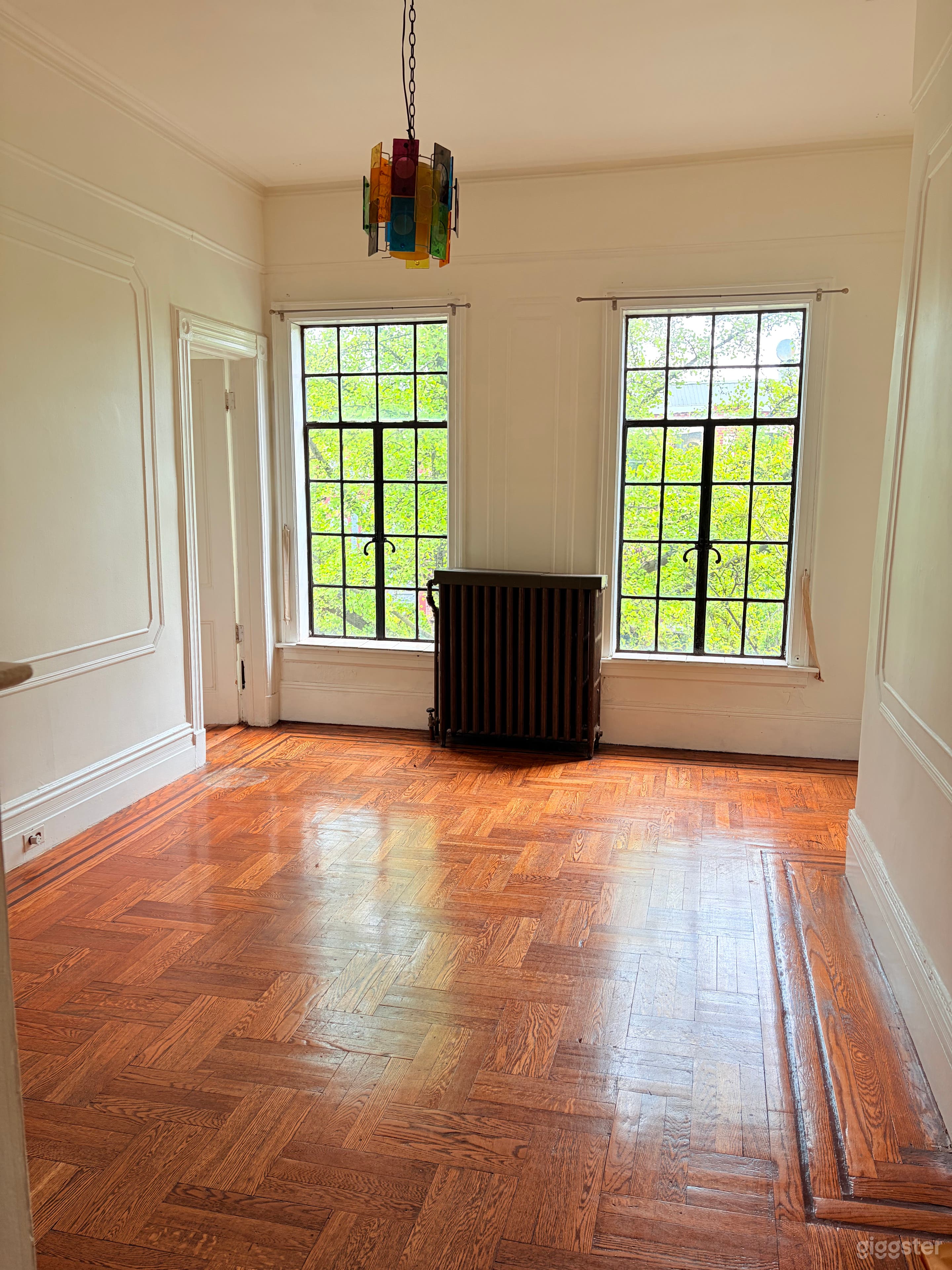 Empty apartment, old style Photo 1