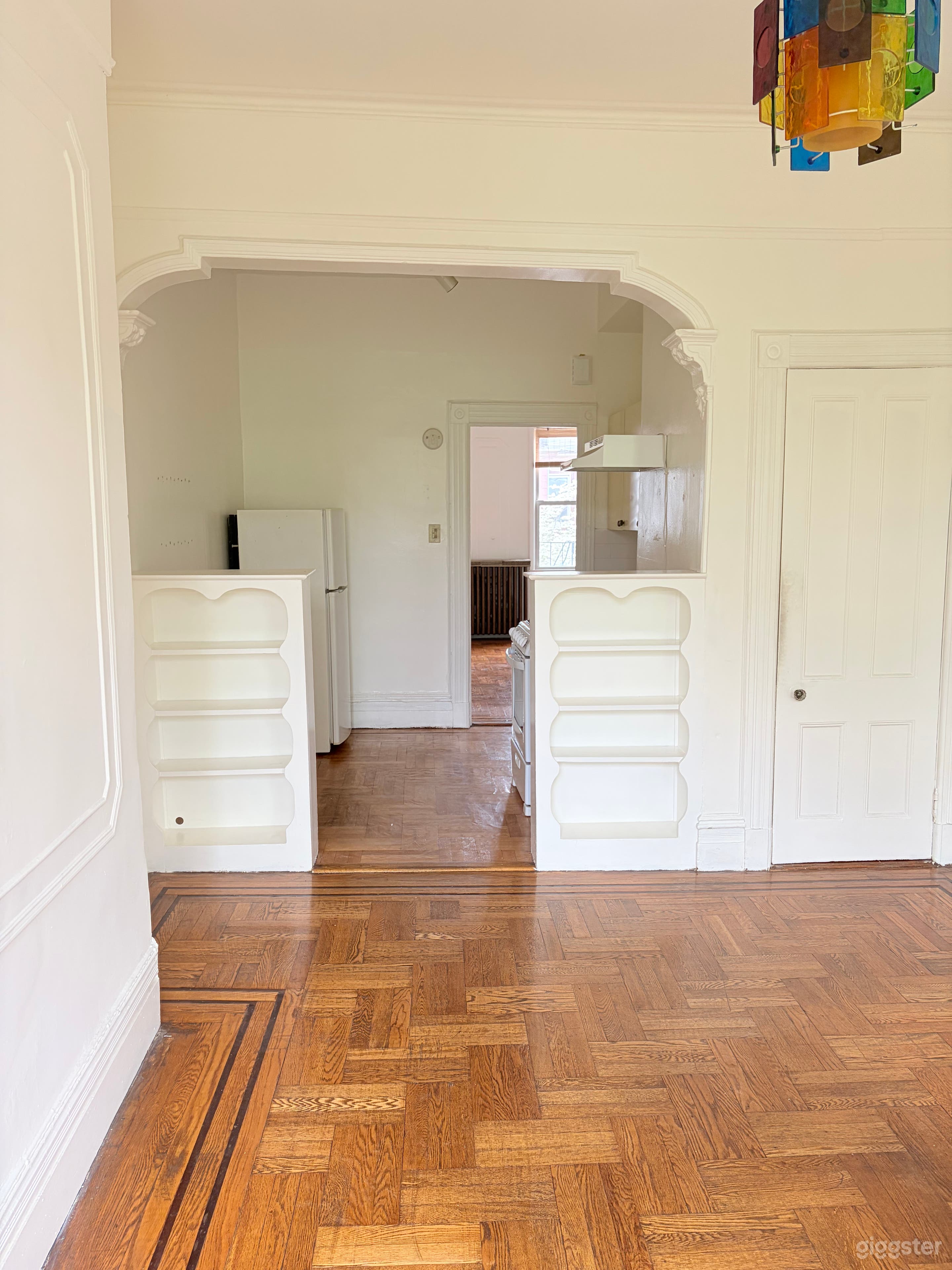 Empty apartment, old style Photo 2