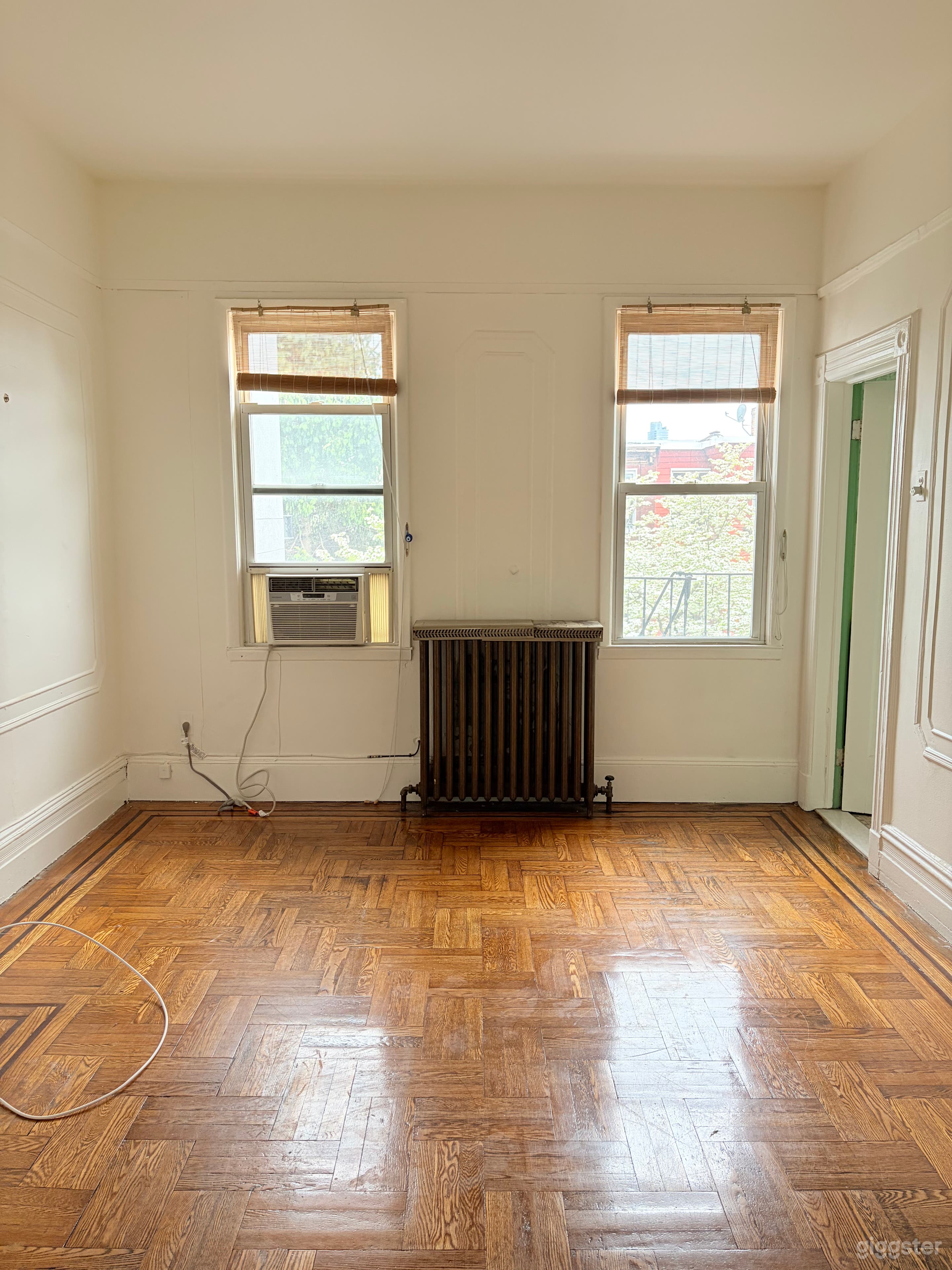 Empty apartment, old style Photo 4