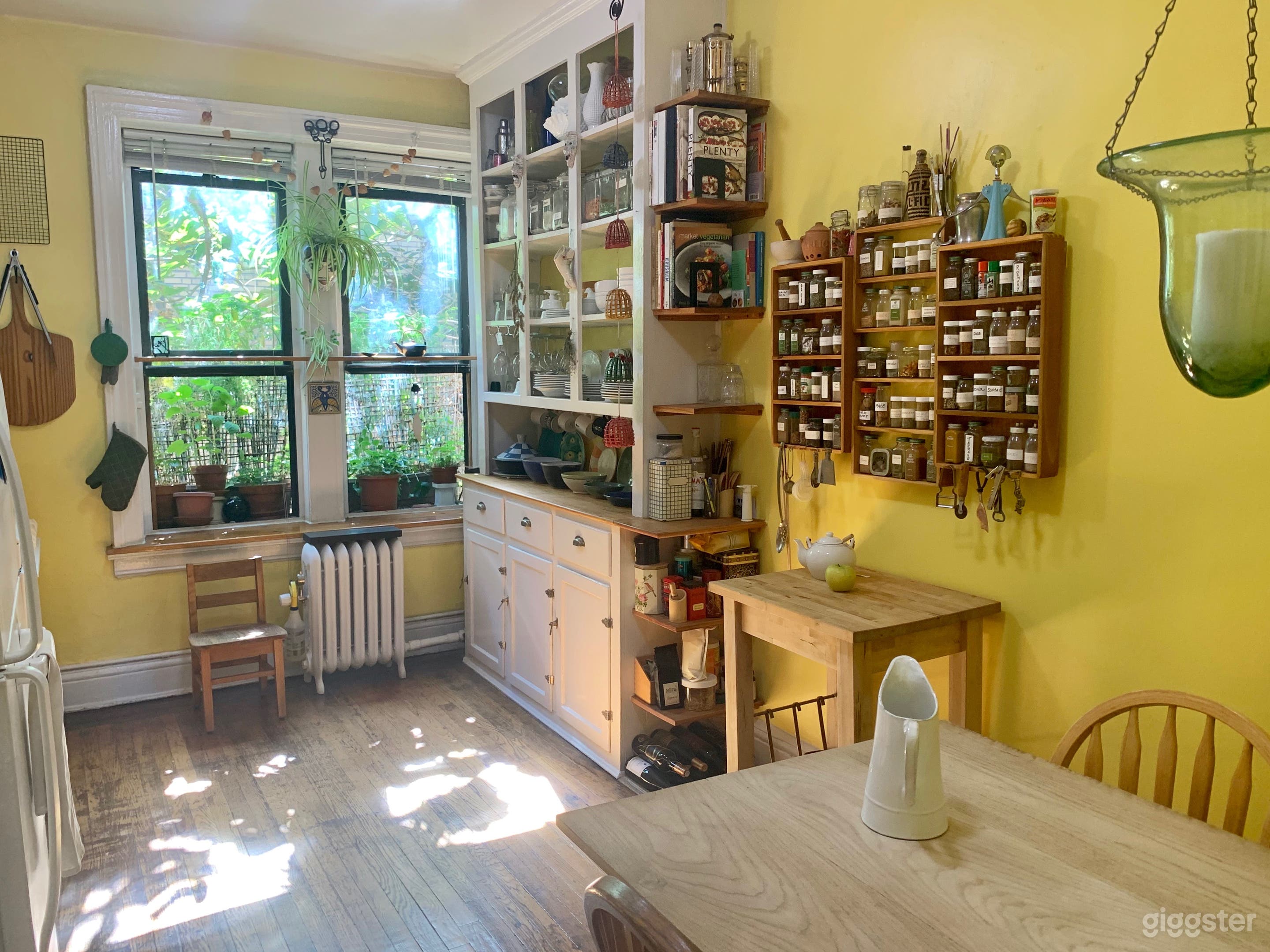 Bright pre-war apartment with original features Photo 1