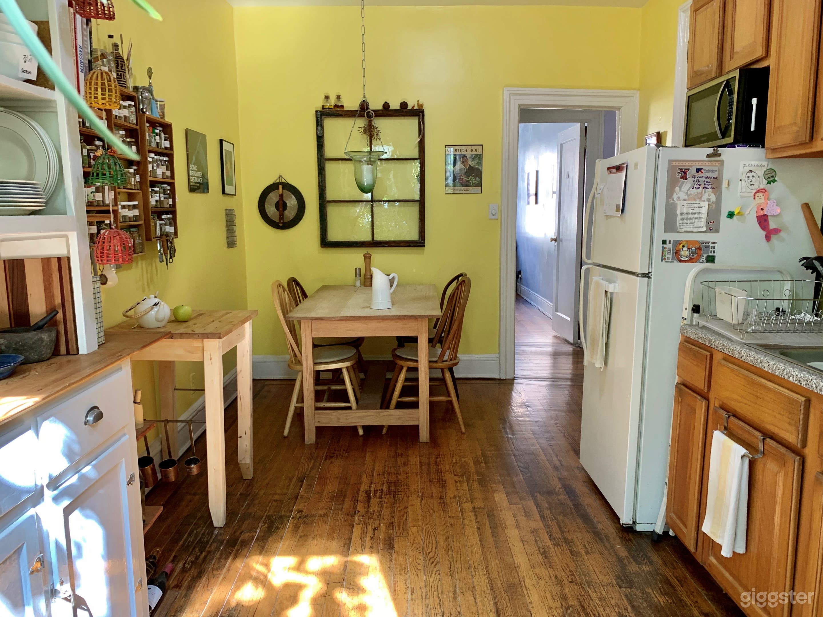 Bright pre-war apartment with original features Photo 4