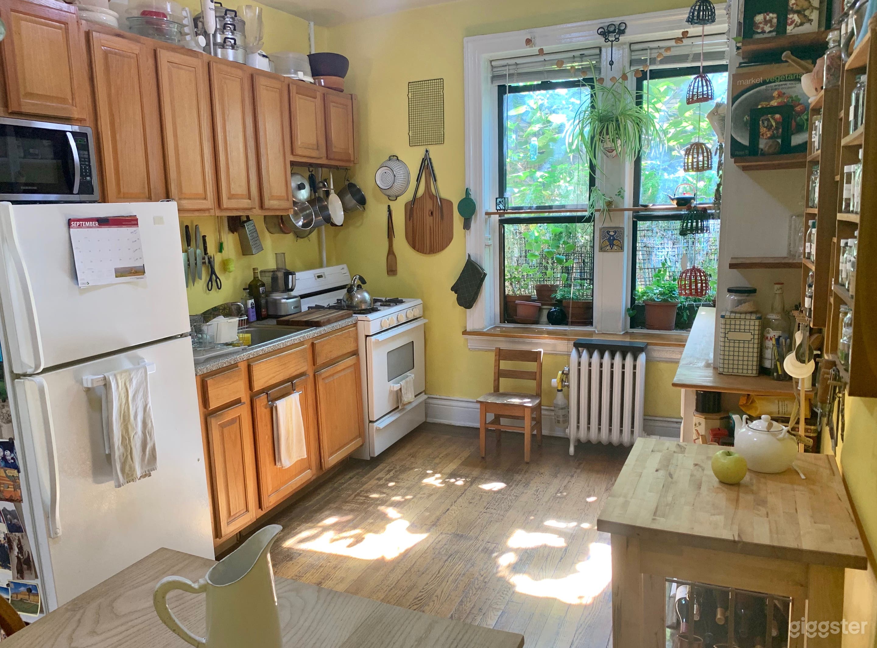 Bright pre-war apartment with original features Photo 2