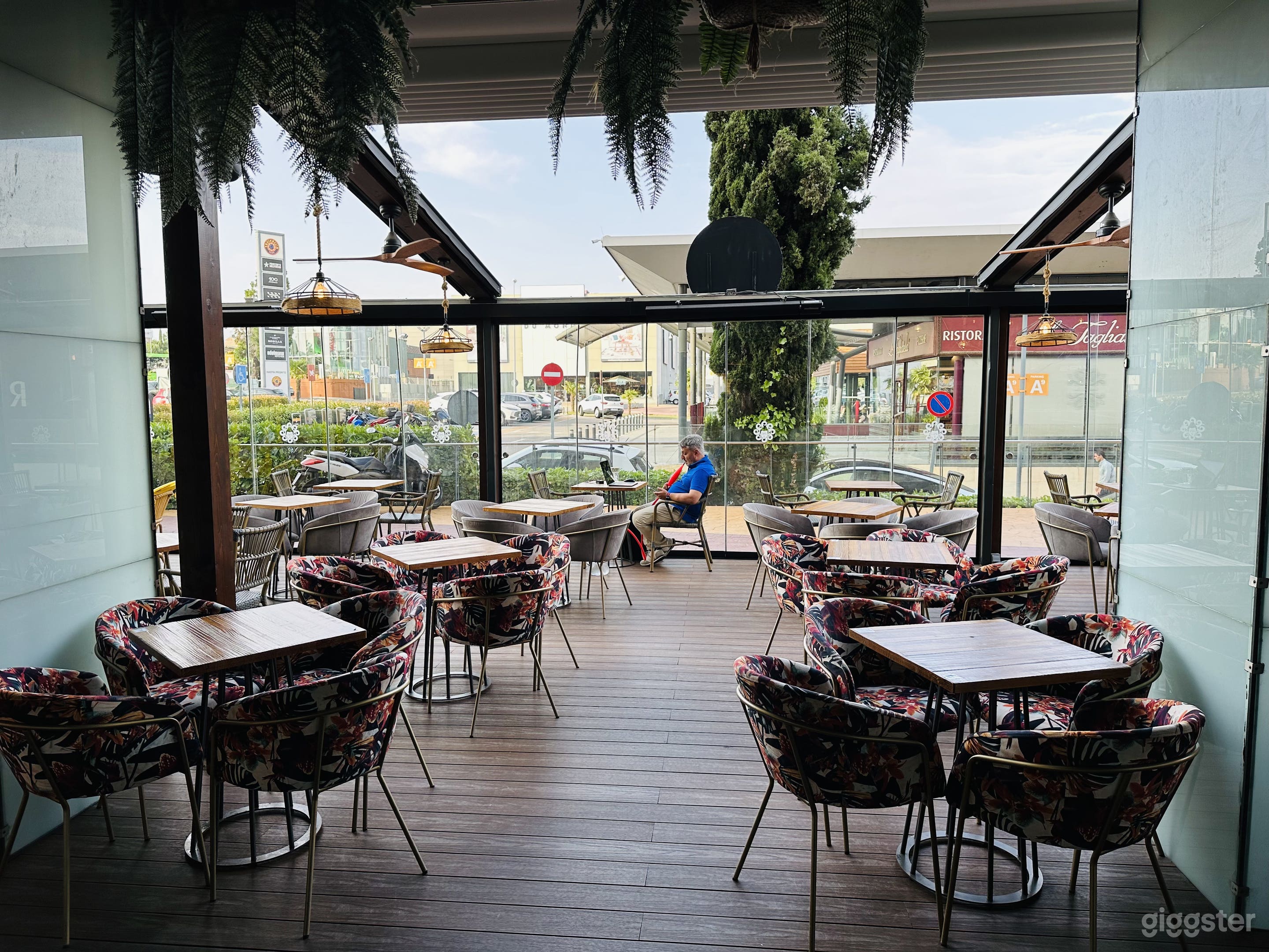 Modern Luxury Cocktail Lounge with Terrace – Ideal for Film &amp; TV Shoots in Madrid Photo 4