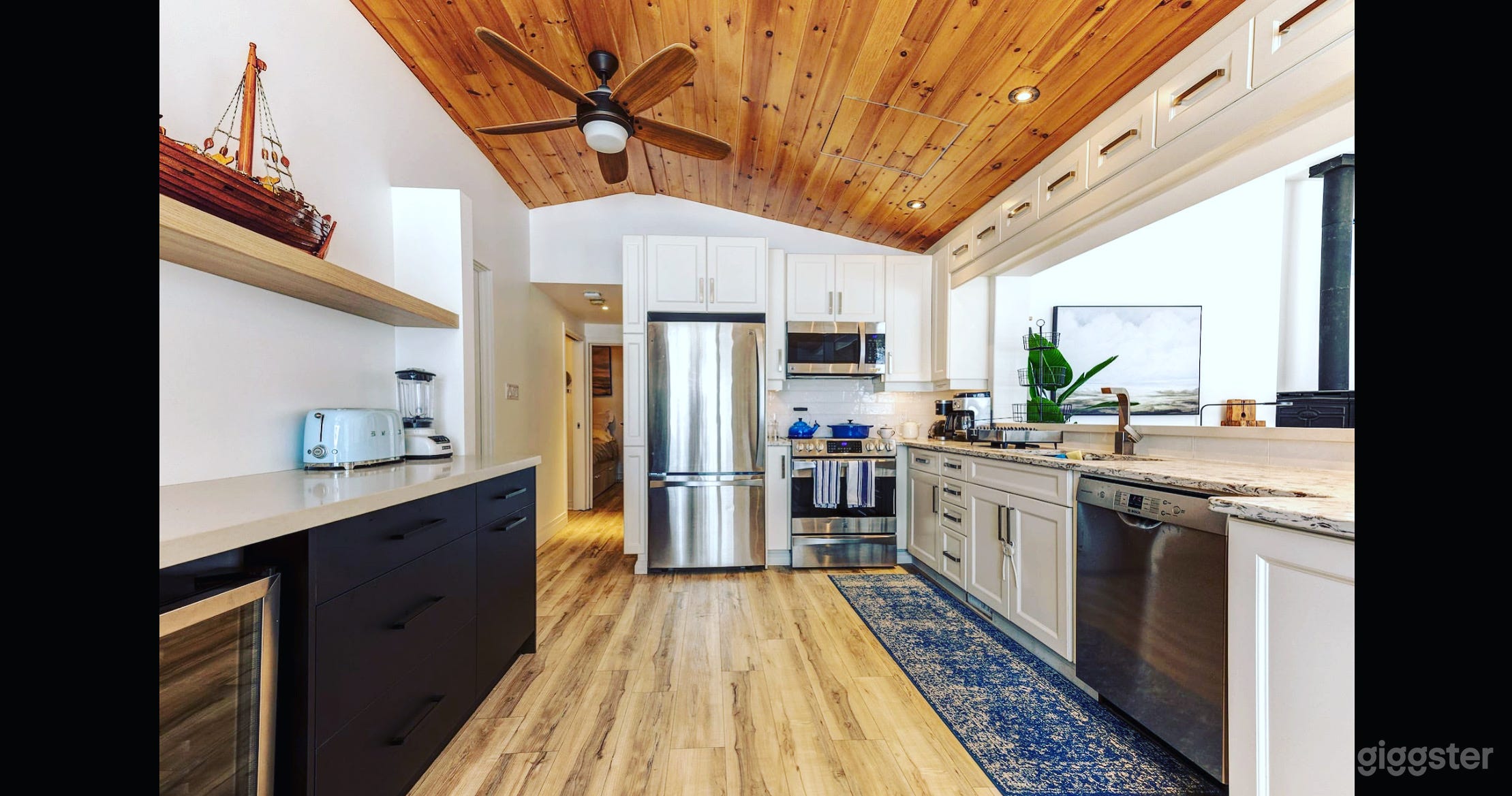 Modern Lakefront Farmhouse Photo 3