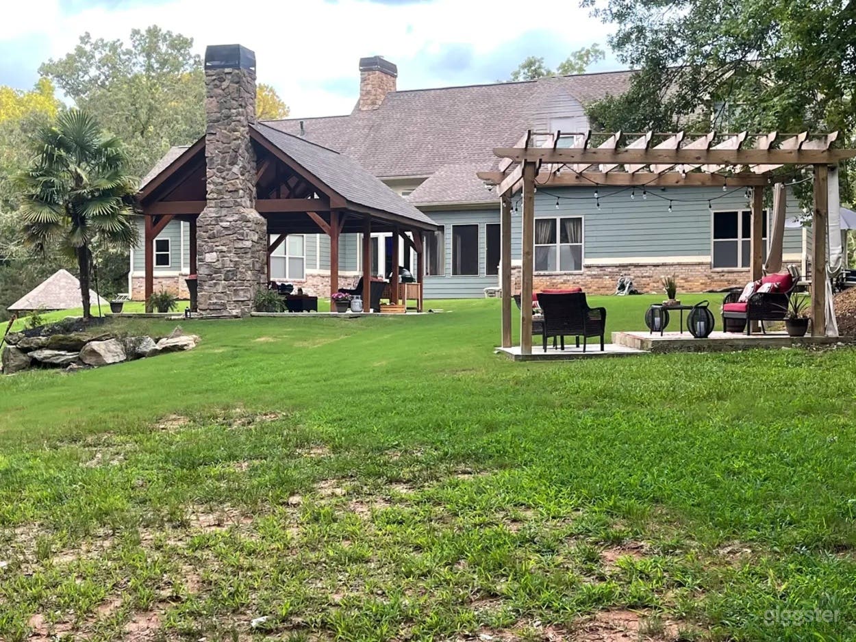 Backyard Oasis with Outdoor Kitchen Photo 4