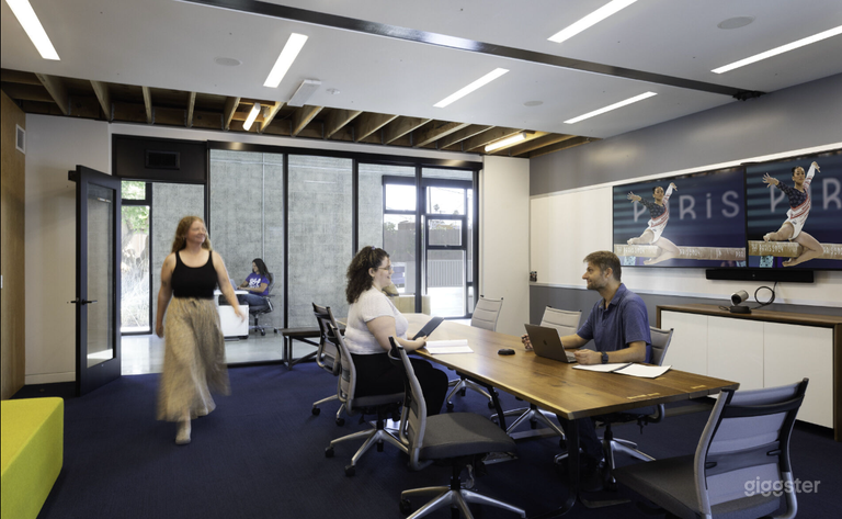  Modern Large Meeting Room  