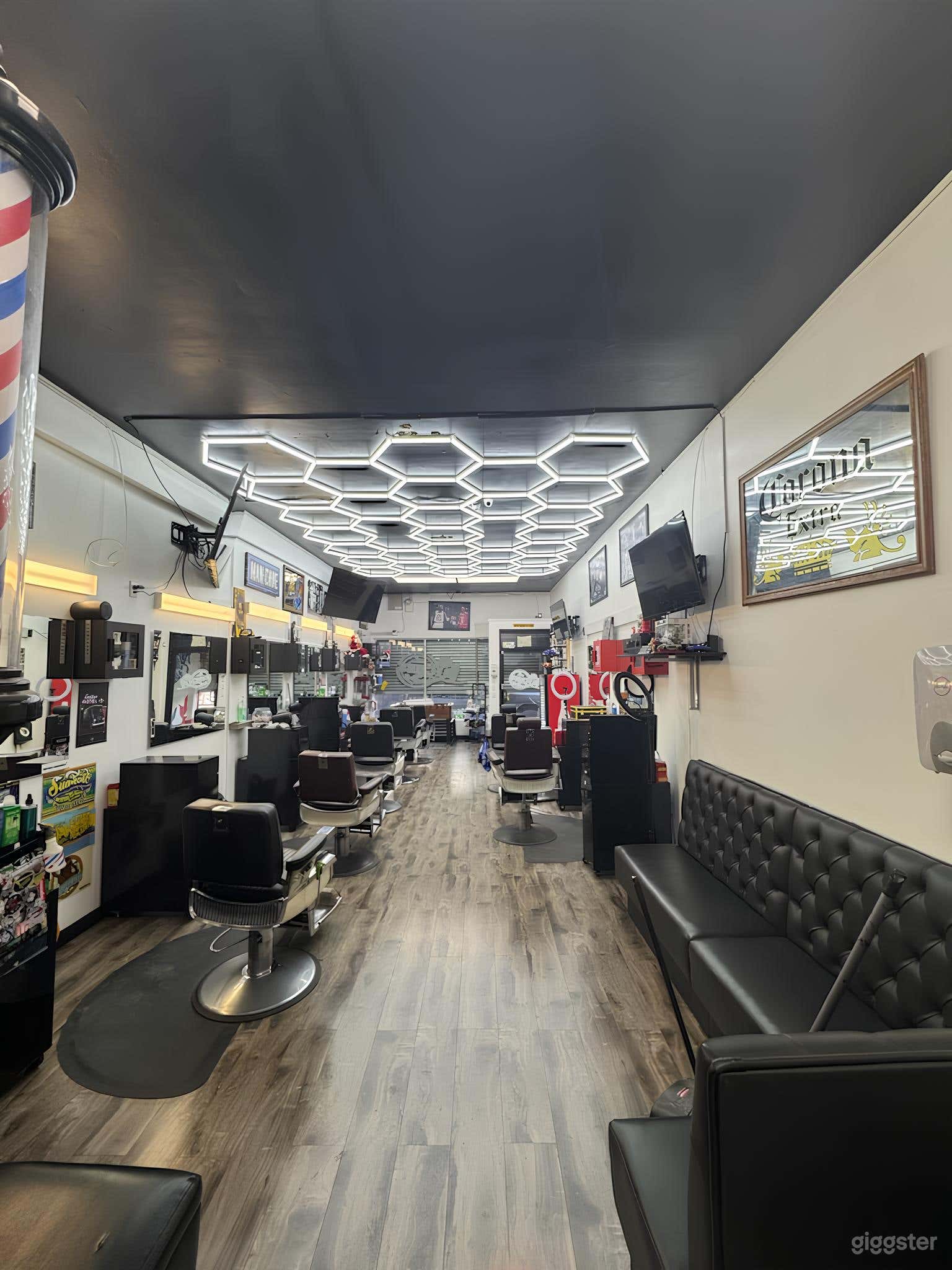 Old school/new school modern barbershop  Photo 2