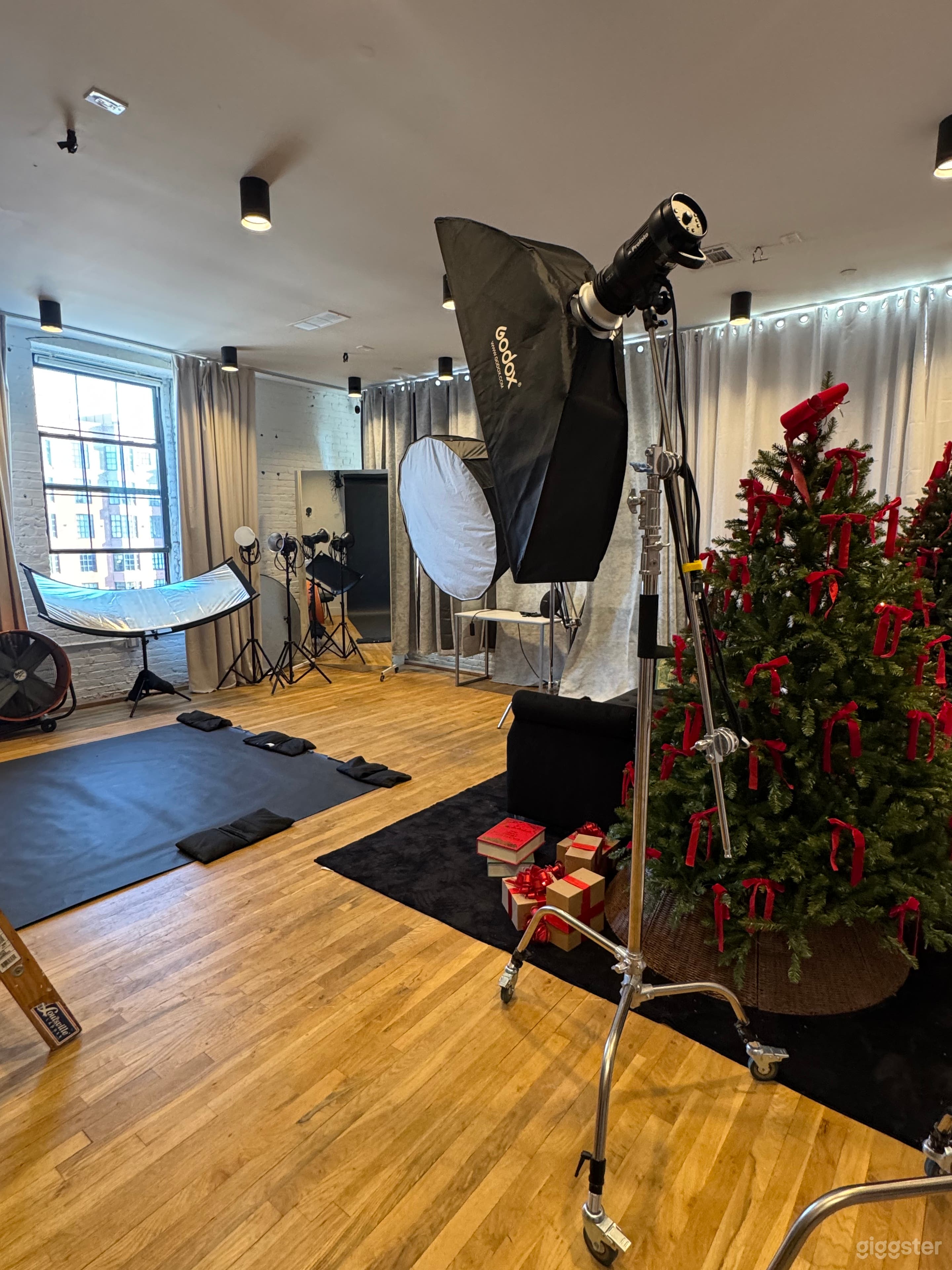 Fully Equipped Light Filled Creative Studio Photo 3
