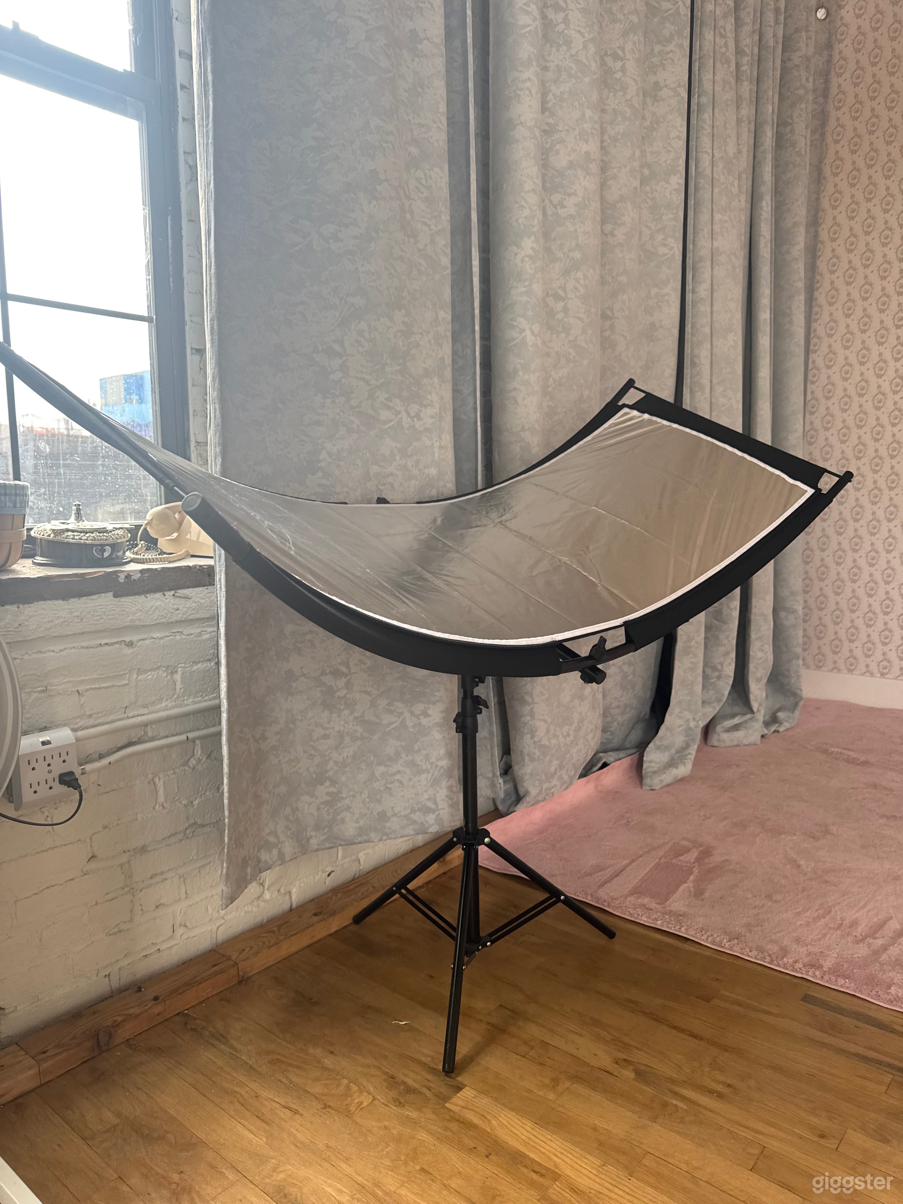 Fully Equipped Light Filled Creative Studio Photo 3