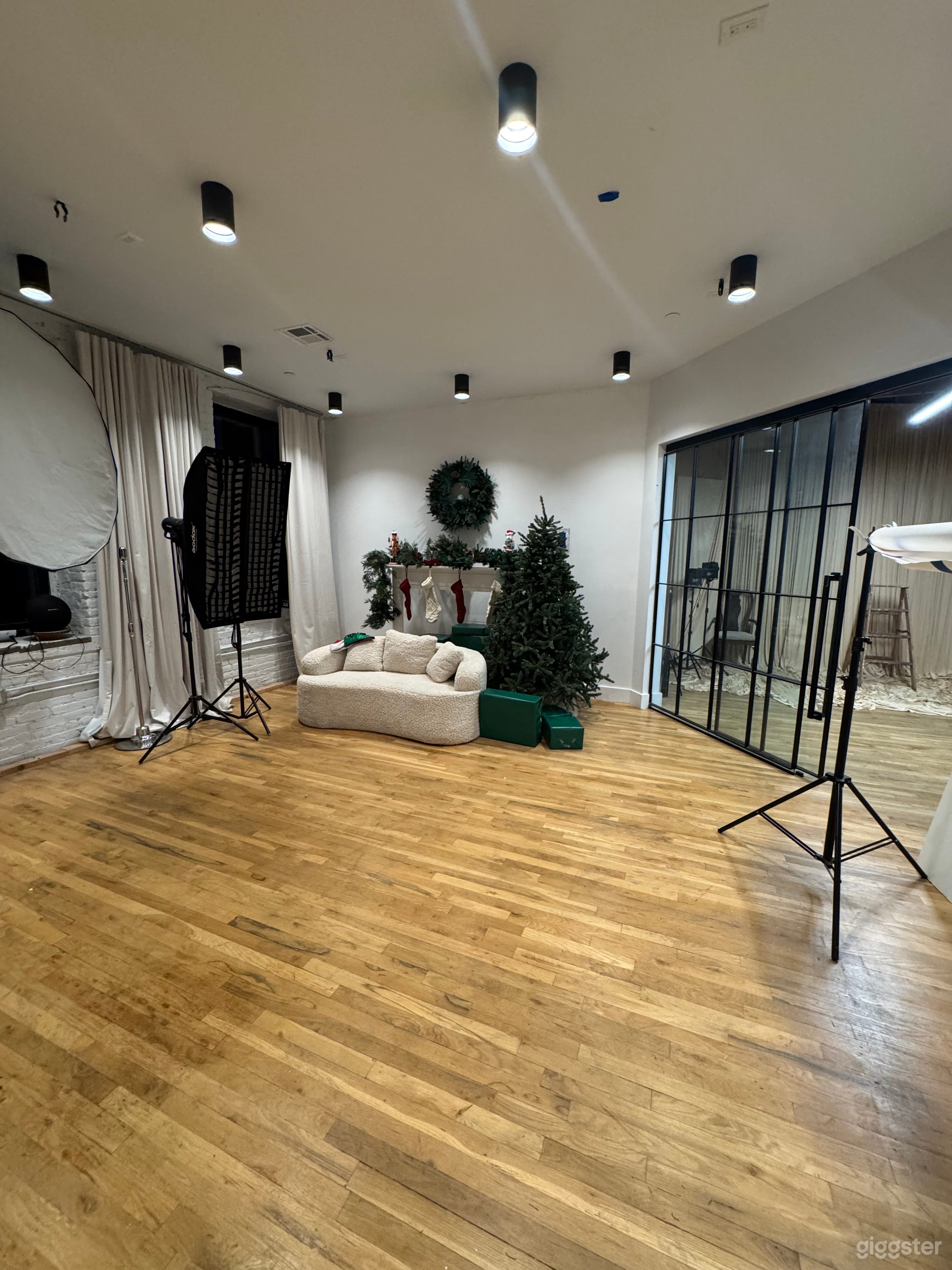 Fully Equipped Light Filled Studio Photo 4