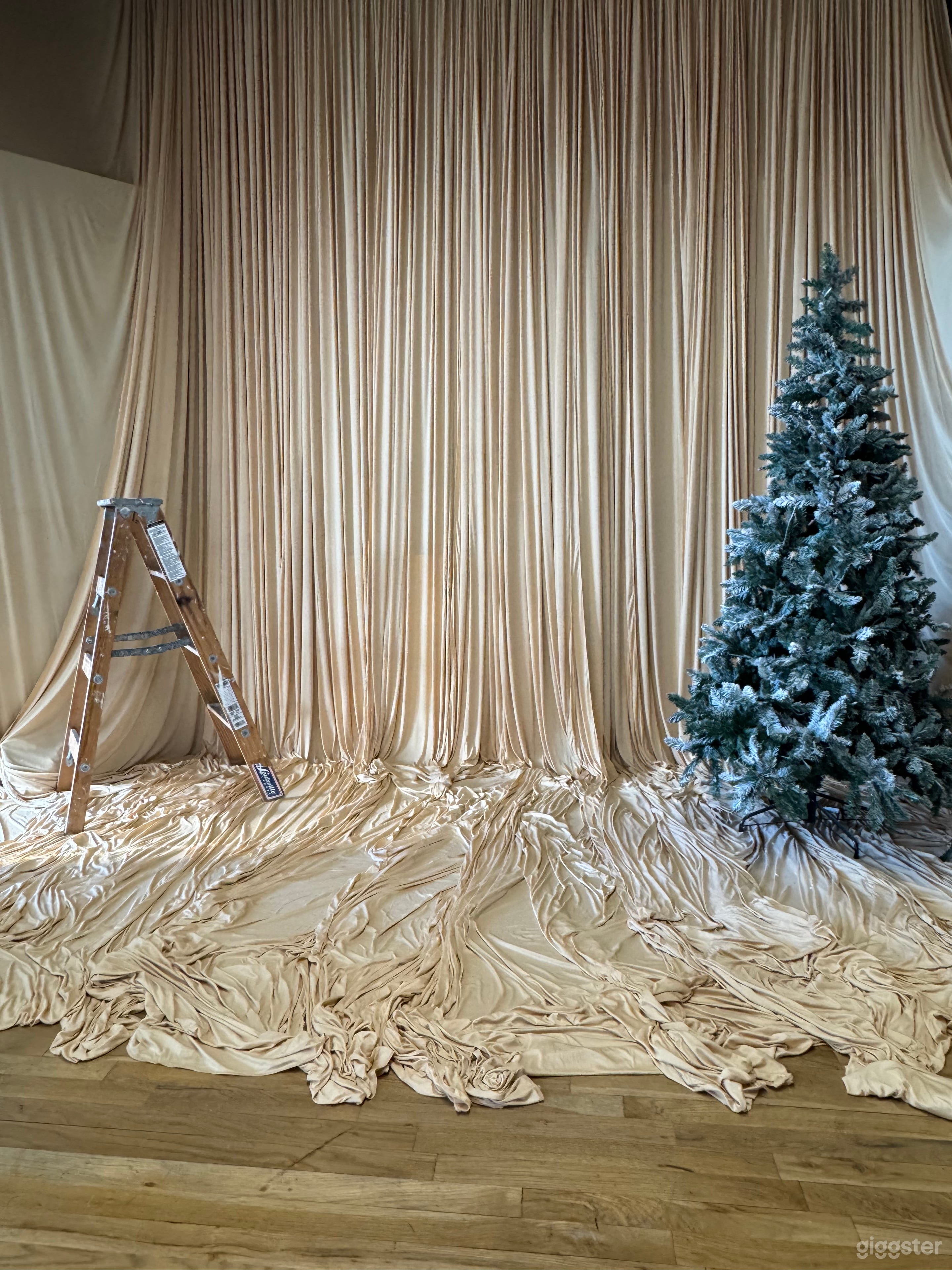 Fully Equipped Light Filled Studio Photo 2