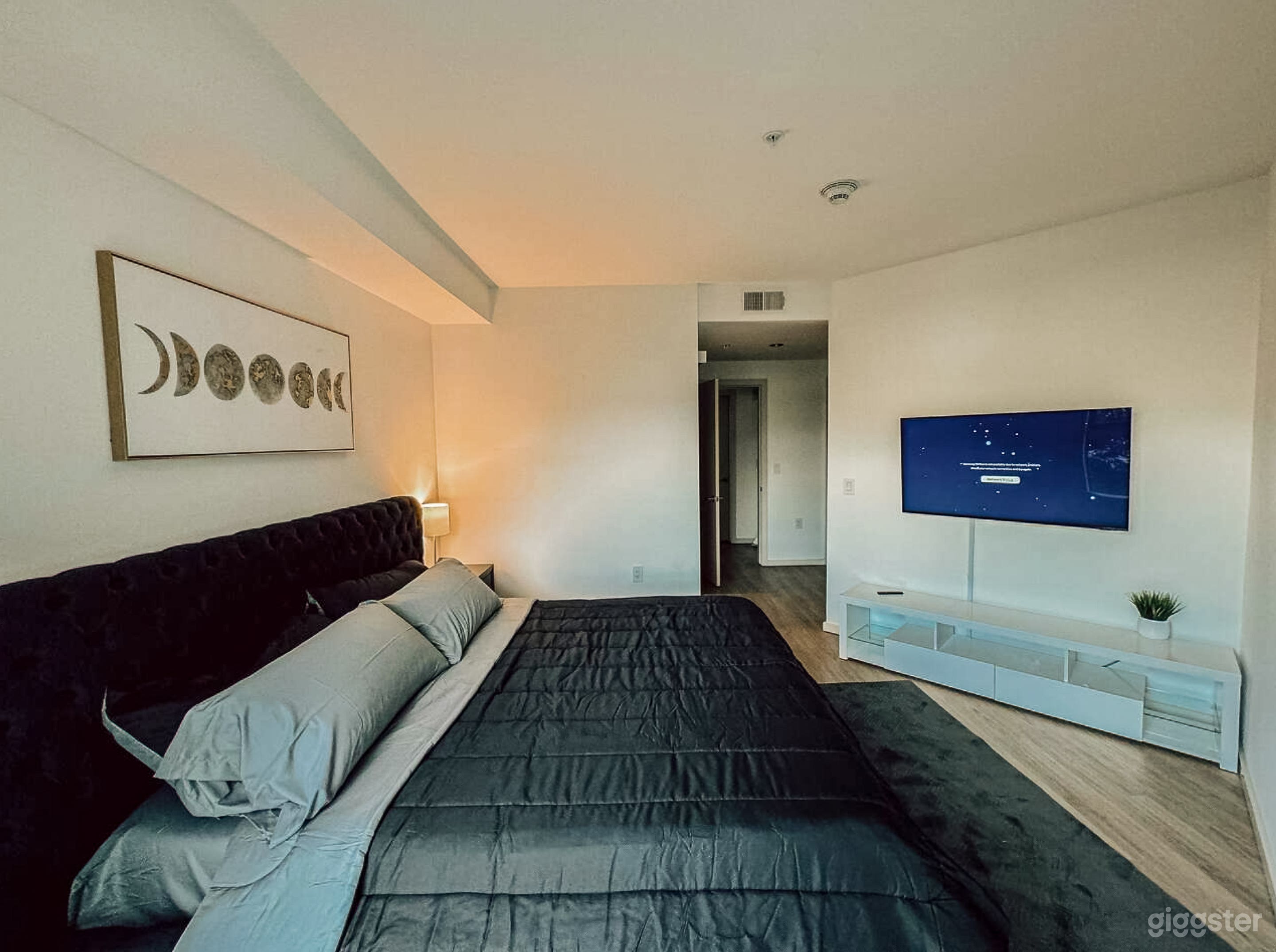 Hollywood Skyline Oasis Photo 4