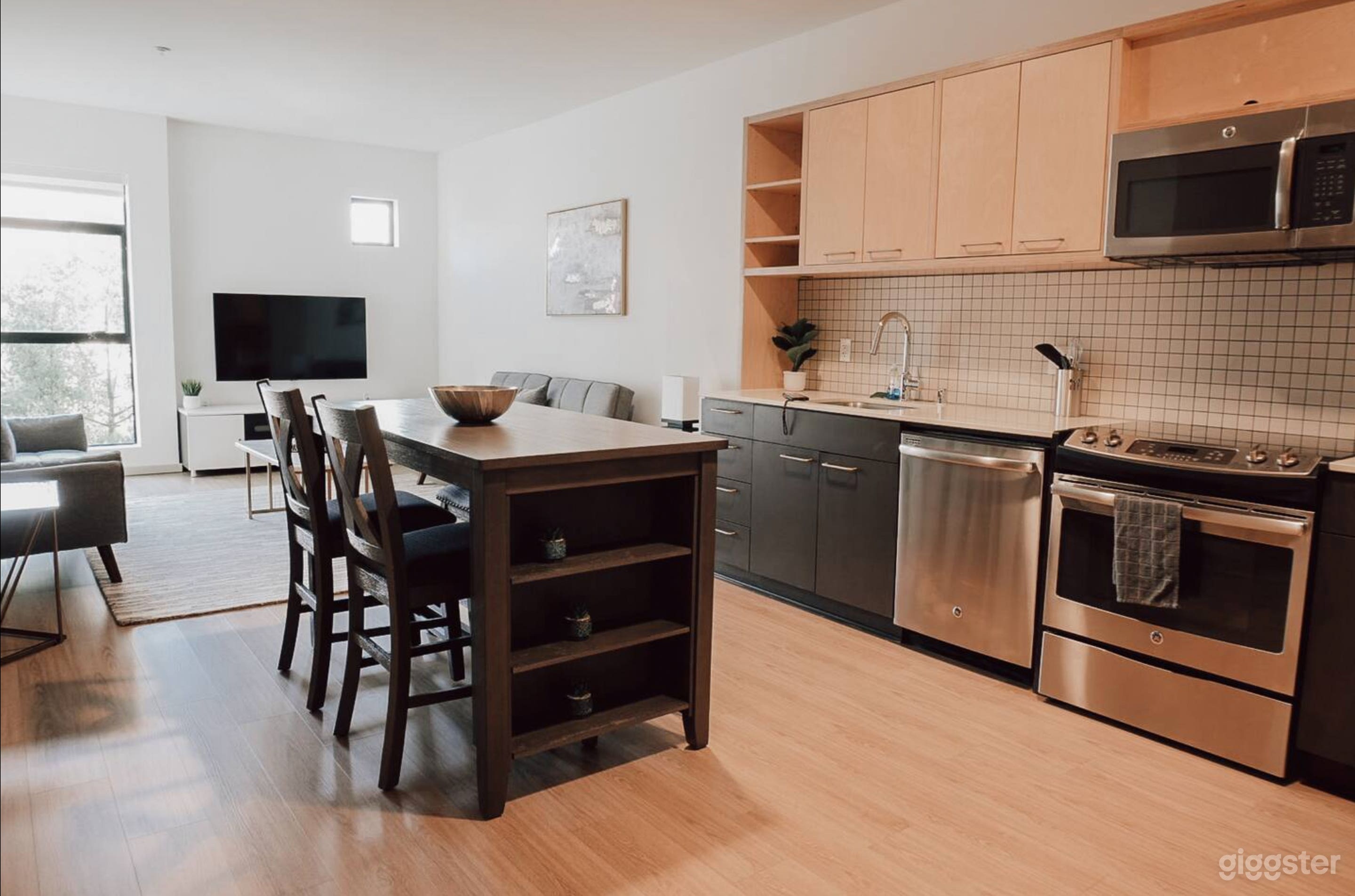 Hollywood Skyline Oasis Photo 2