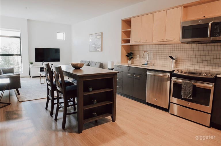  Hollywood Skyline Oasis 