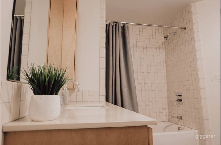  Hollywood Skyline Oasis 