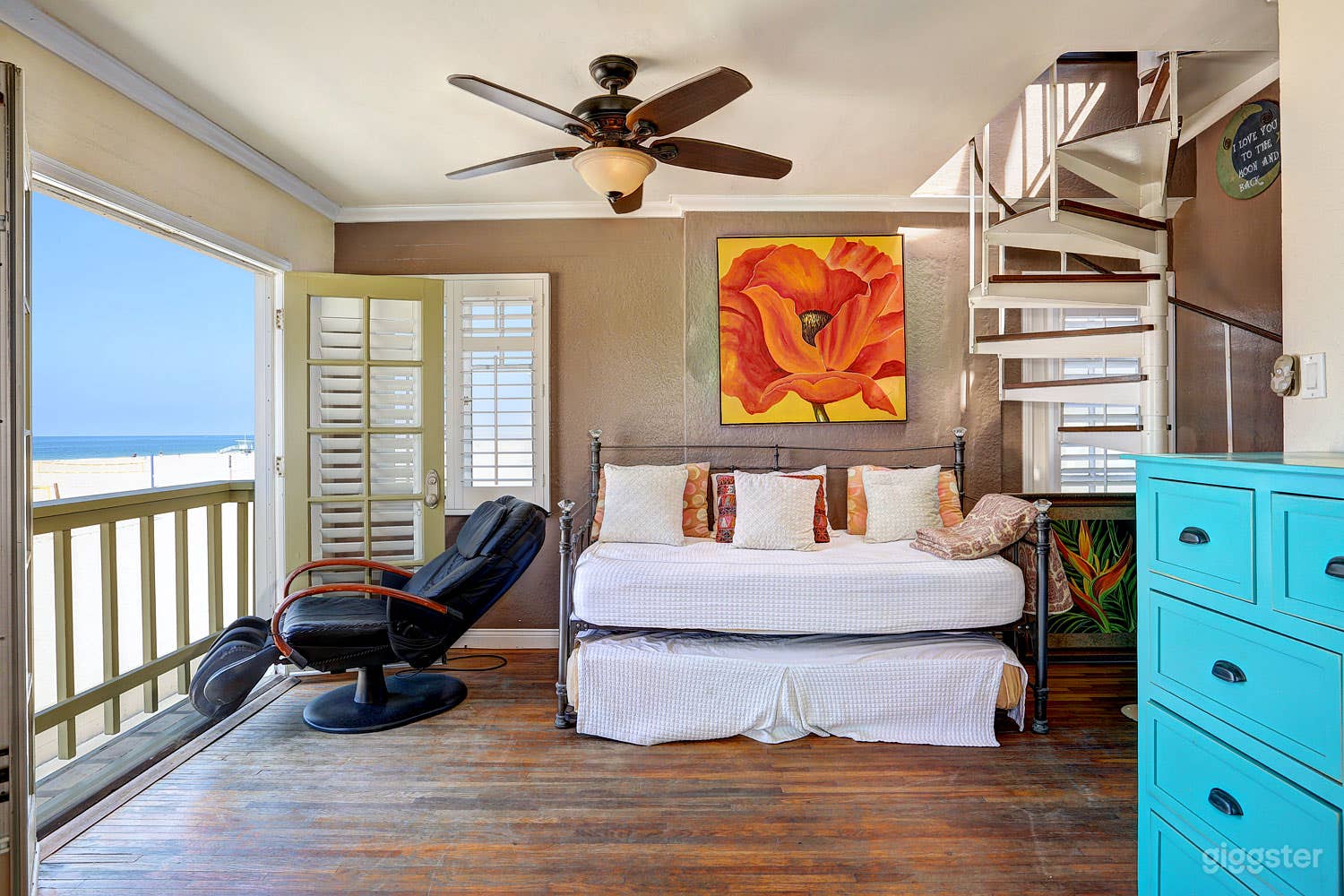 Beachfront Strand House with Rooftop Bar  Photo 4