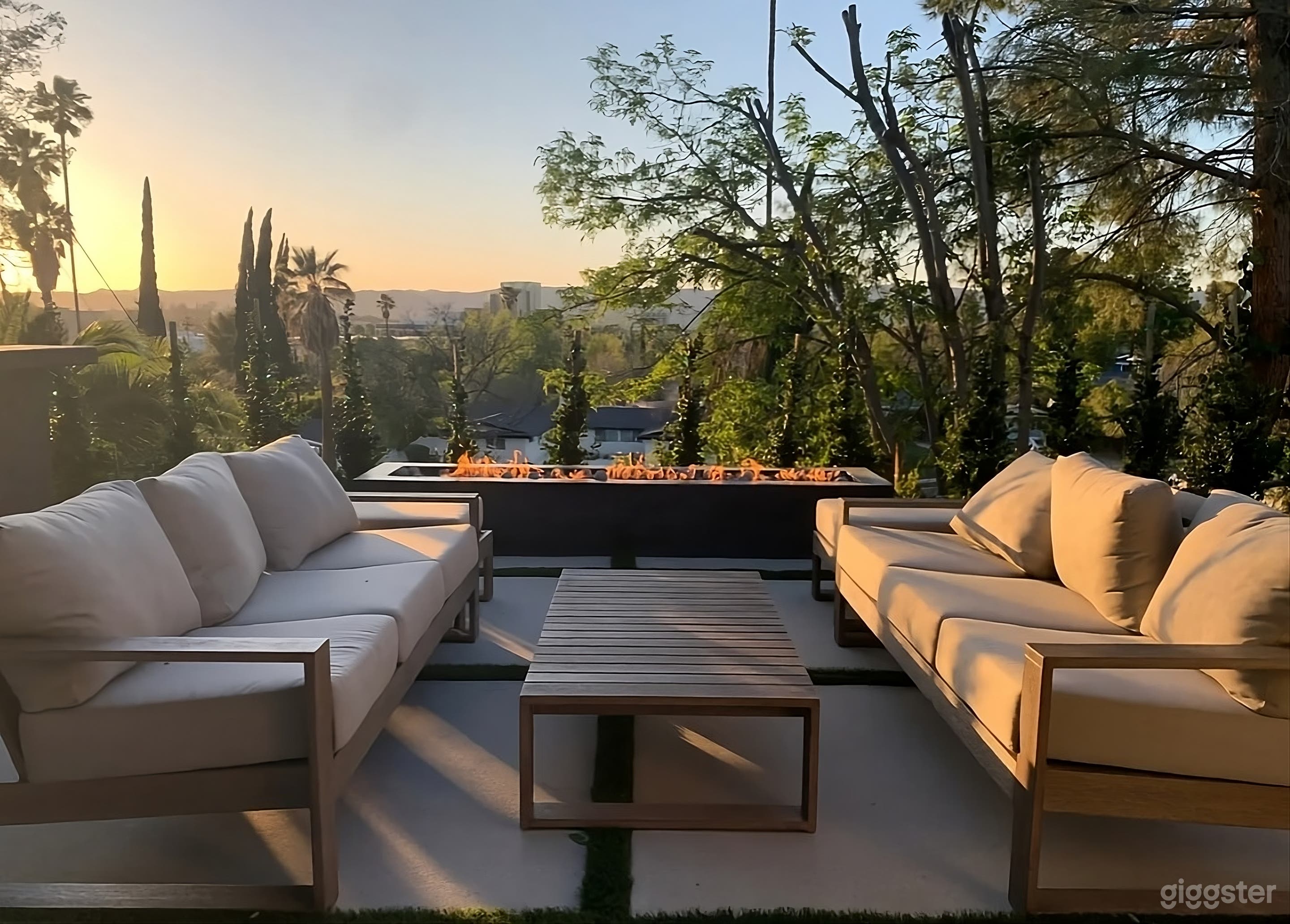 Secluded Luxury Hillside Backyard Photo 2