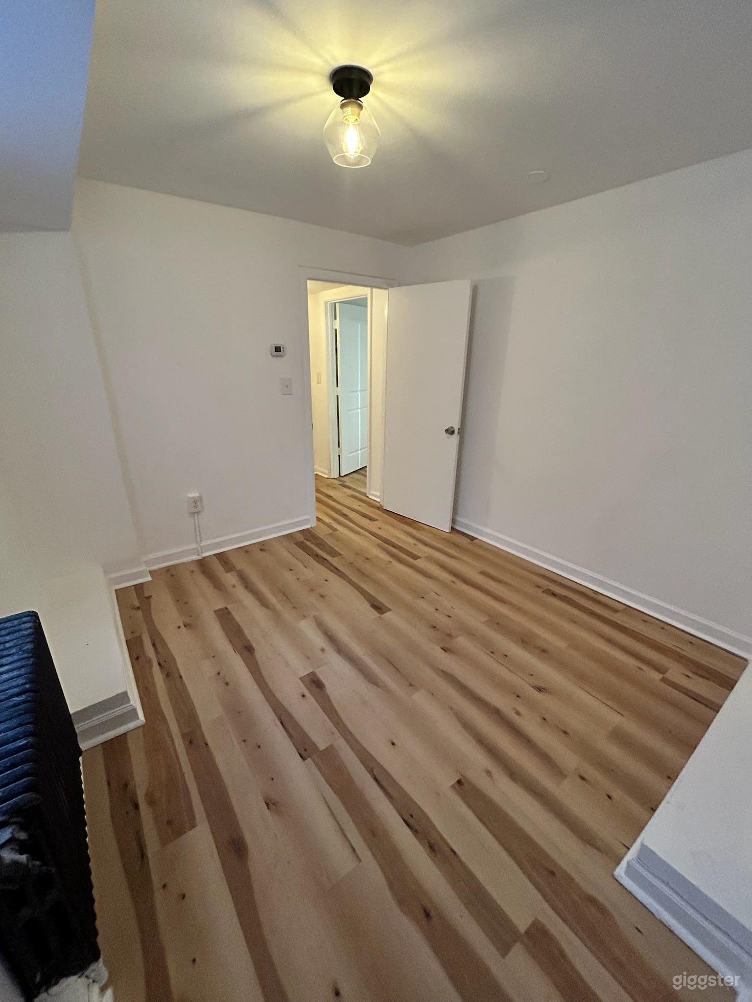 Perfect Boutique-Style Studio Photo 3