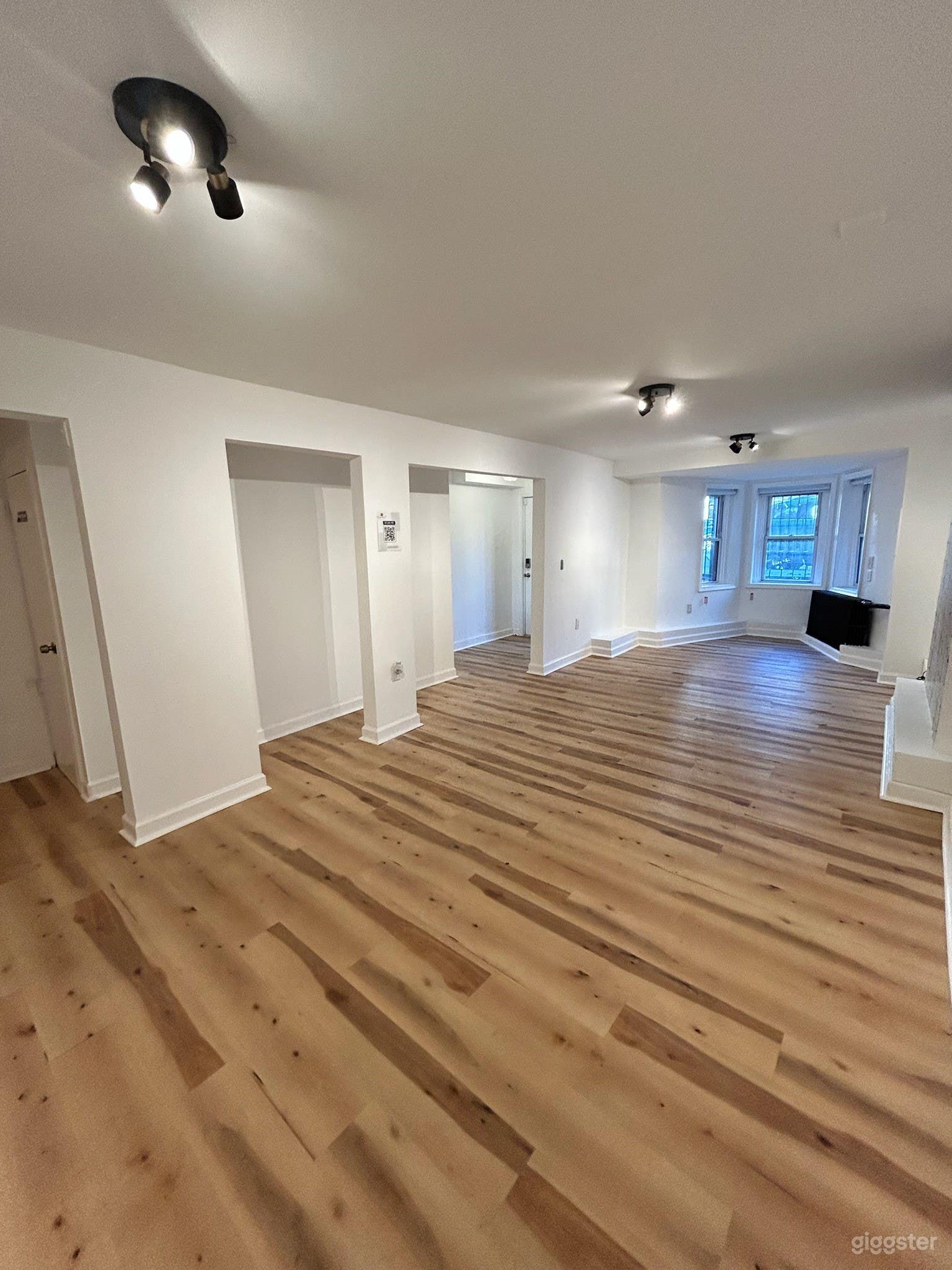 Perfect Boutique-Style Studio Photo 2