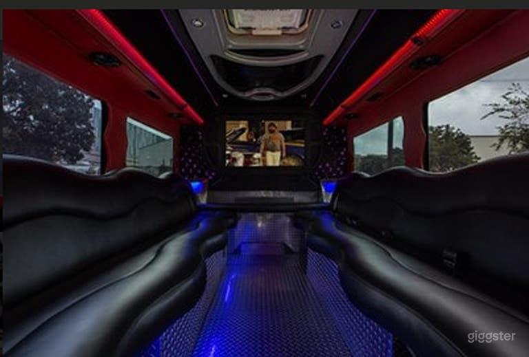  Luxurious Bachelor-Style Limousine 