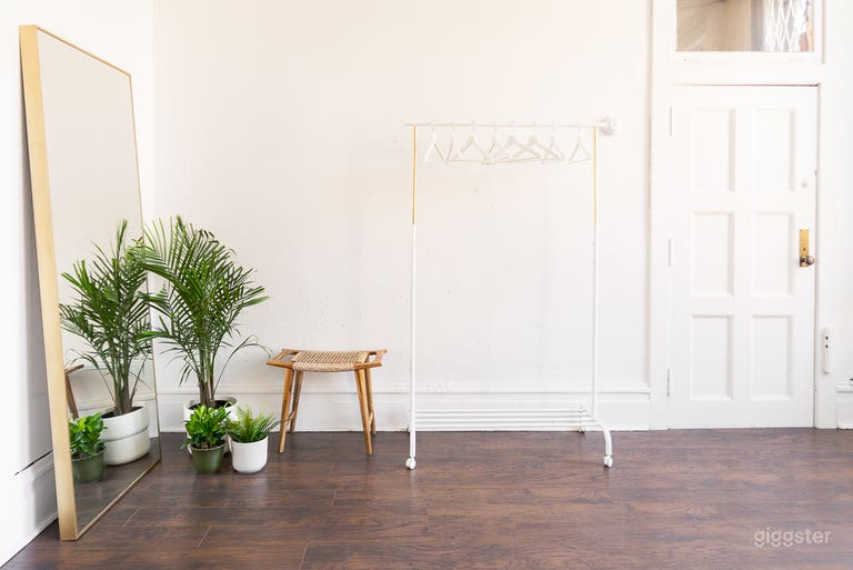  Bright Gastown Studio With High Ceilings 