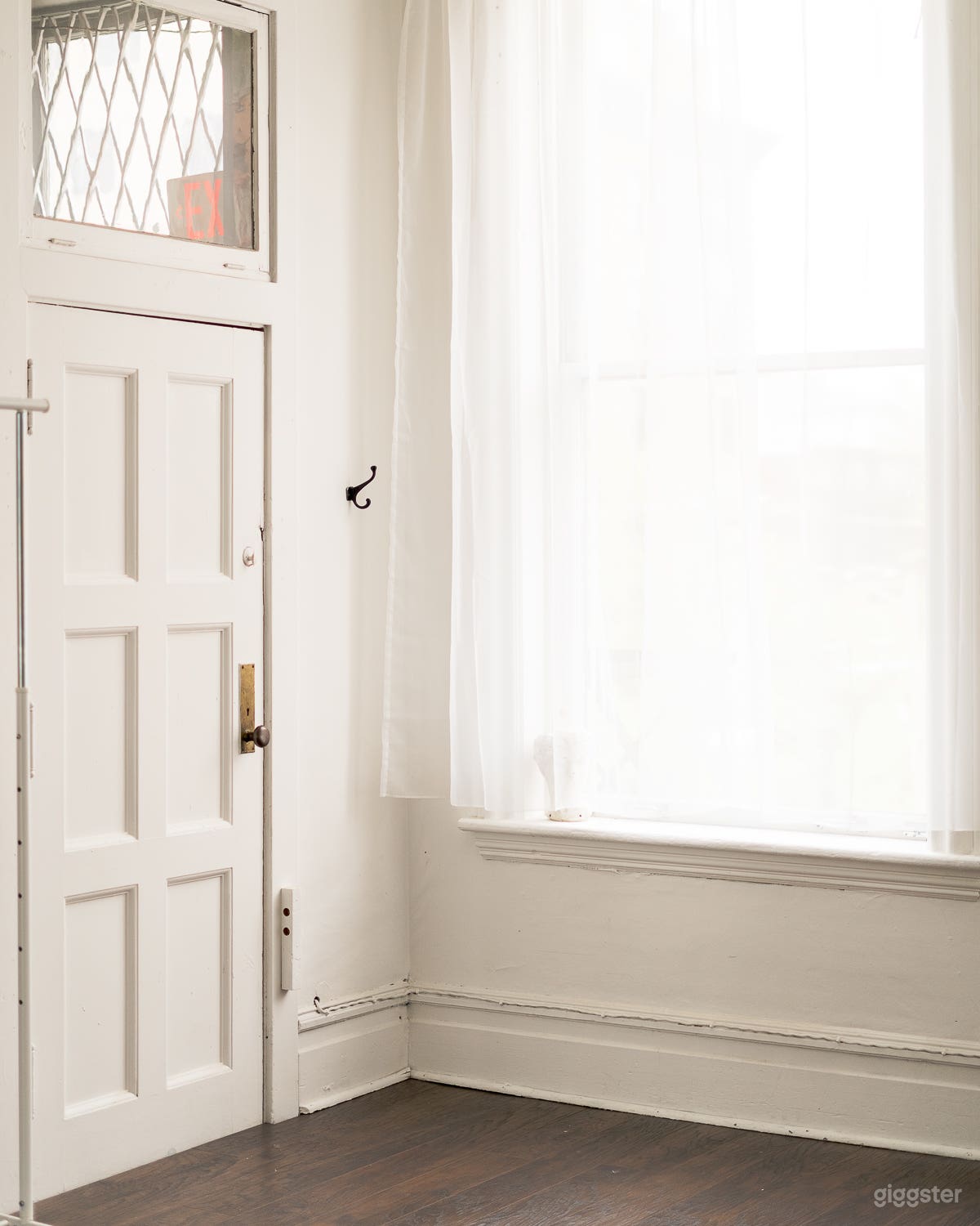 Bright Gastown Studio With High Ceilings Photo 4