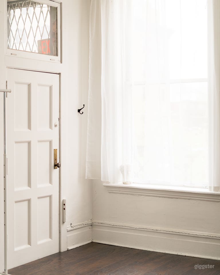  Bright Gastown Studio With High Ceilings 