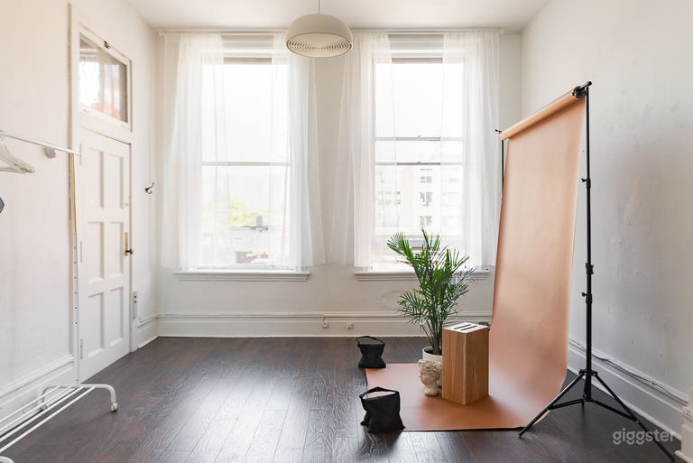  Bright Gastown Studio With High Ceilings 