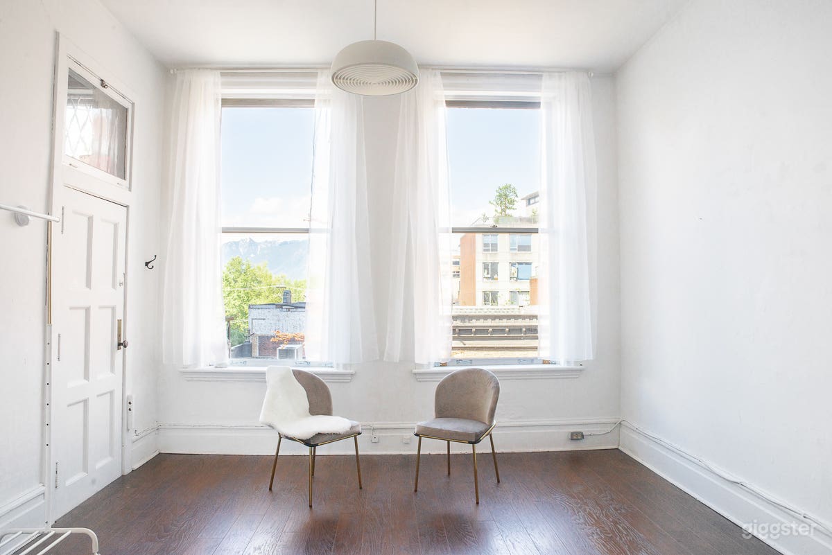 Bright Gastown Studio With High Ceilings Photo 1