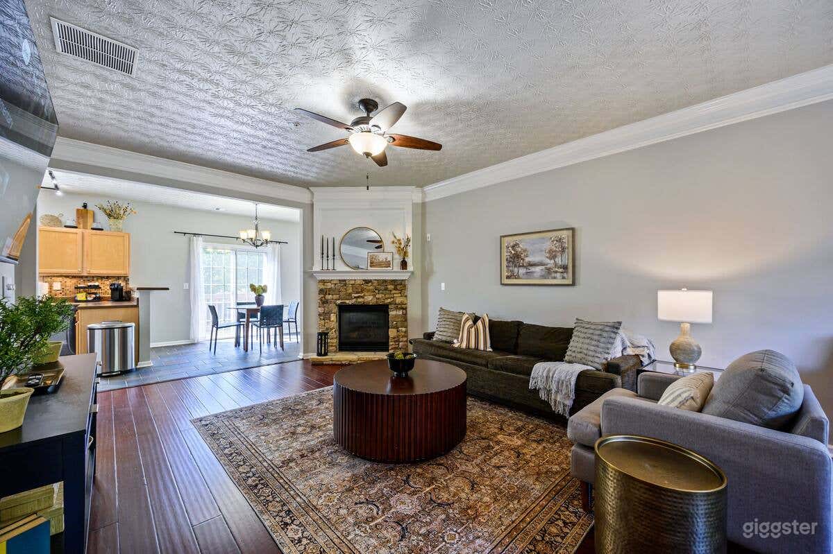 Stay In This Chic Townhome Near Olde Rope Mill Photo 1