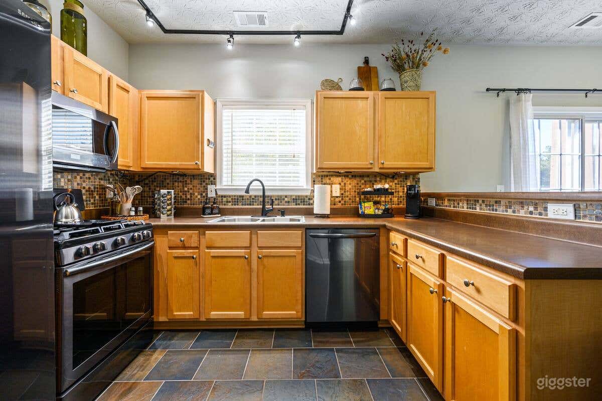 Stay In This Chic Townhome Near Olde Rope Mill Photo 2