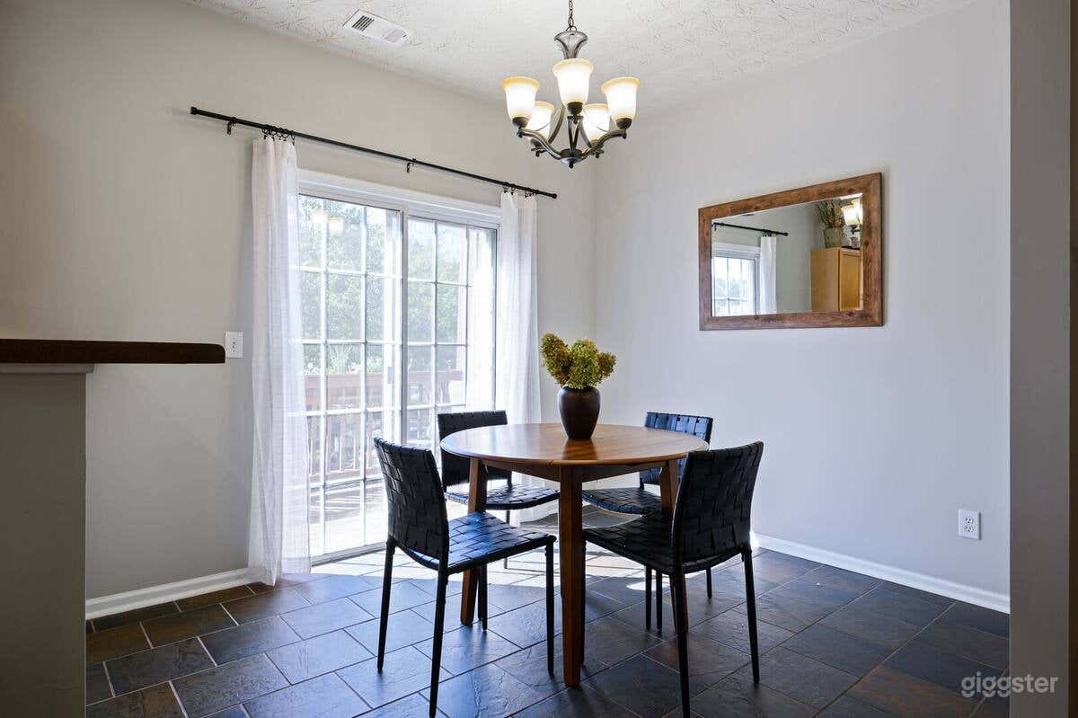 Stay In This Chic Townhome Near Olde Rope Mill Photo 3