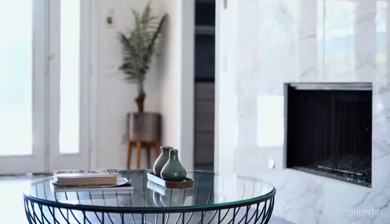 Elegant &amp; Light-Filled Home — Premium Location Photo 3