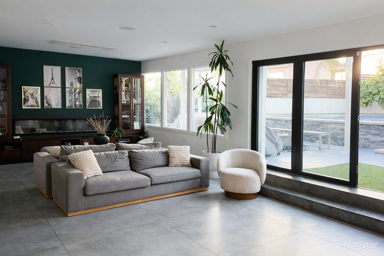 Modern Architectural Home with Designer Kitchen + L Backyard Photo 4