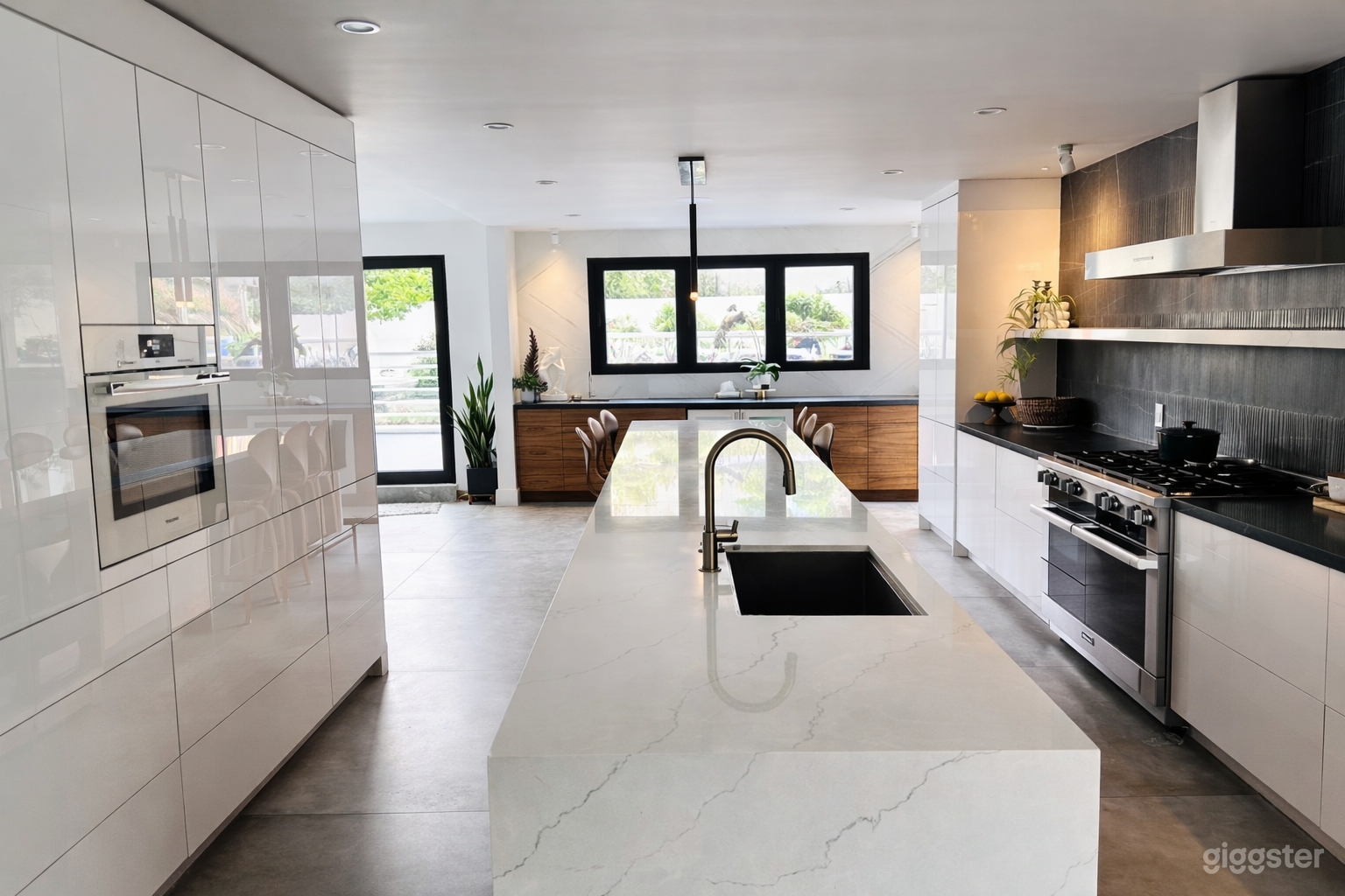 Modern Architectural Home with Designer Kitchen + L Backyard Photo 1