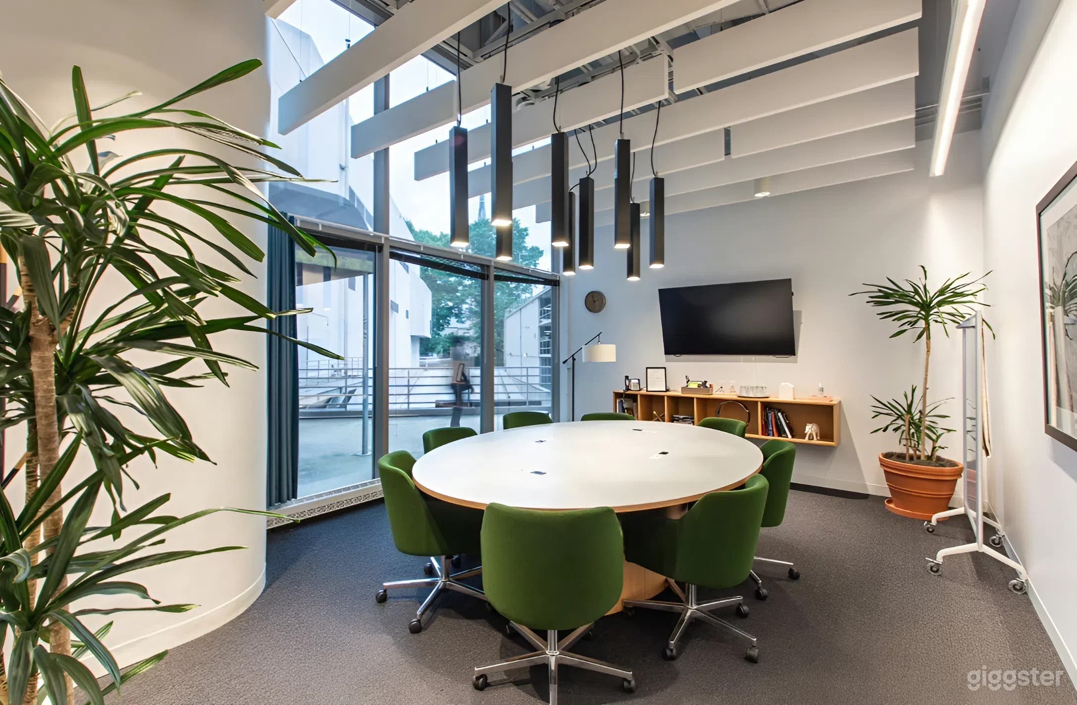 Private Meeting Rooms with AV, Wi-Fi & On-Site Parking Photo 2