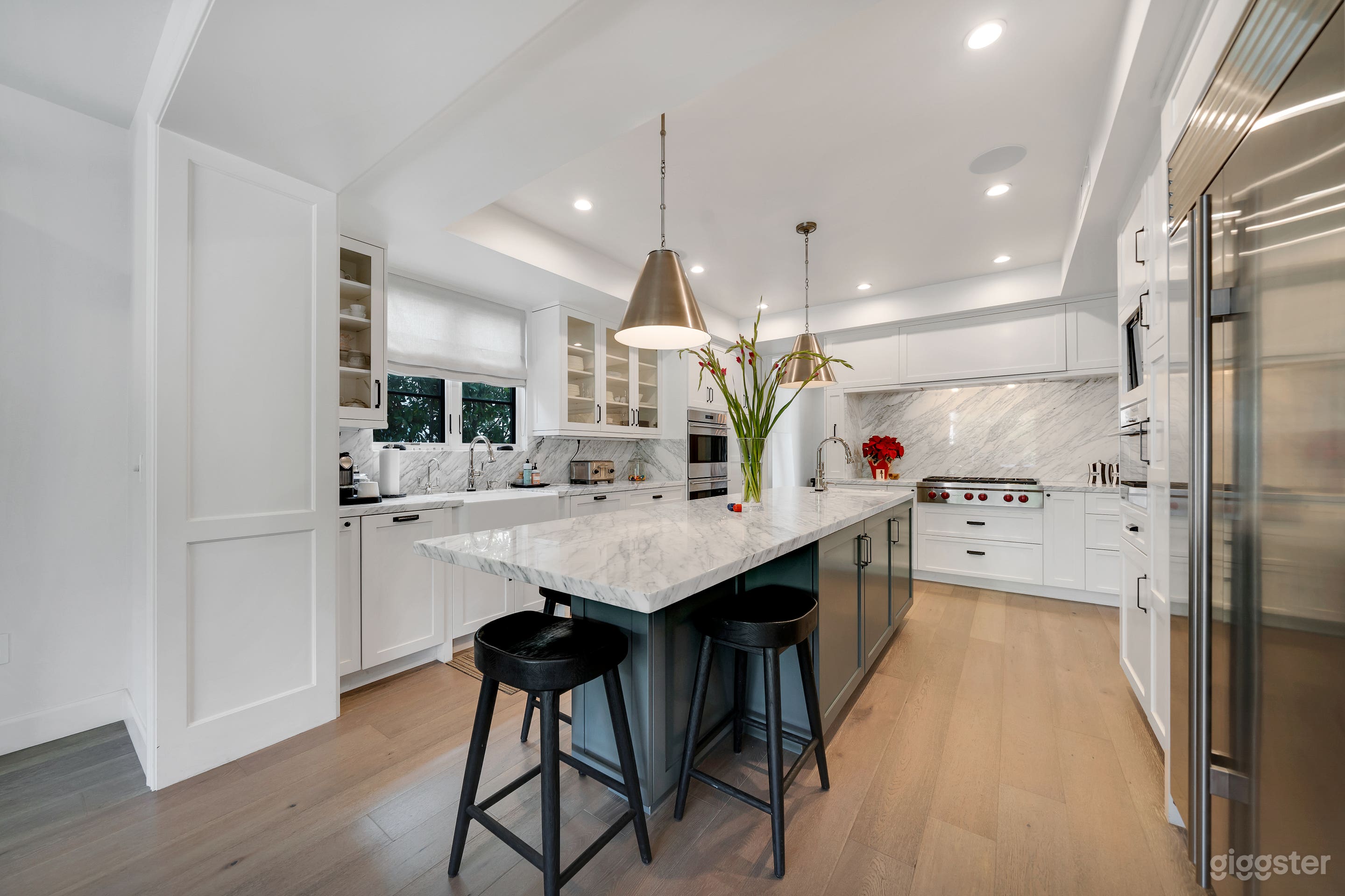 IMMACULATE &amp; POLISHED CALIFORNIAN MODERN FARMHOUSE Photo 4