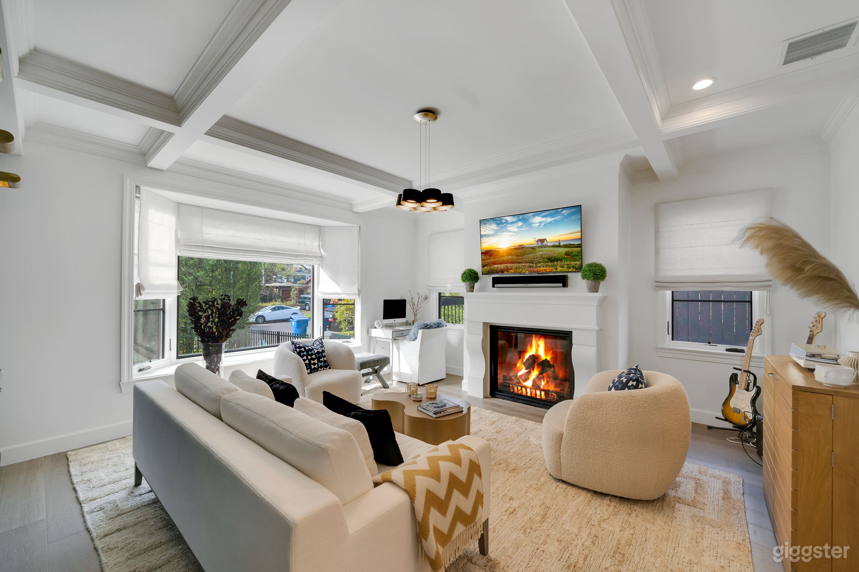 IMMACULATE &amp; POLISHED CALIFORNIAN MODERN FARMHOUSE Photo 3