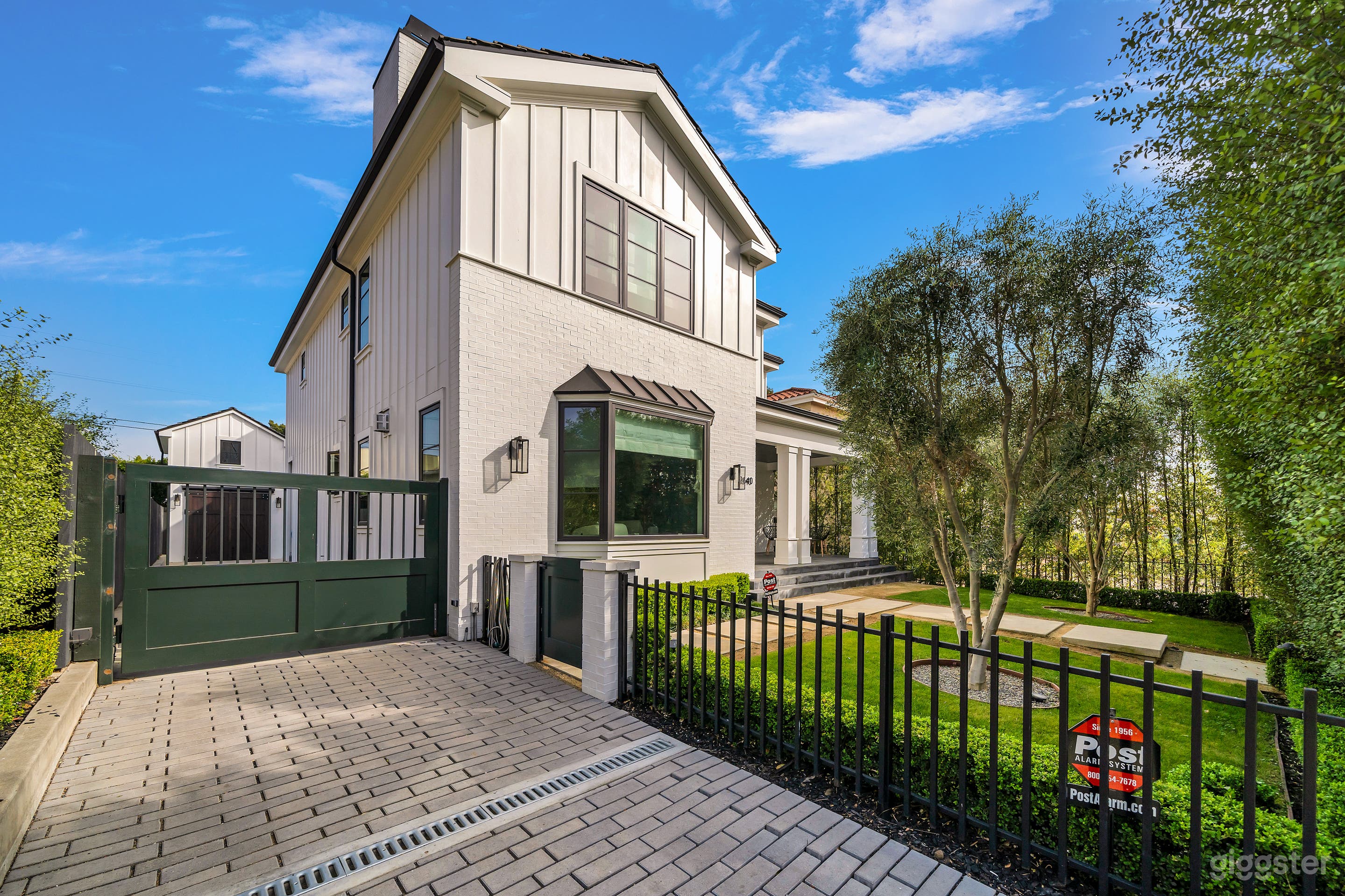 IMMACULATE &amp; POLISHED CALIFORNIAN MODERN FARMHOUSE Photo 2