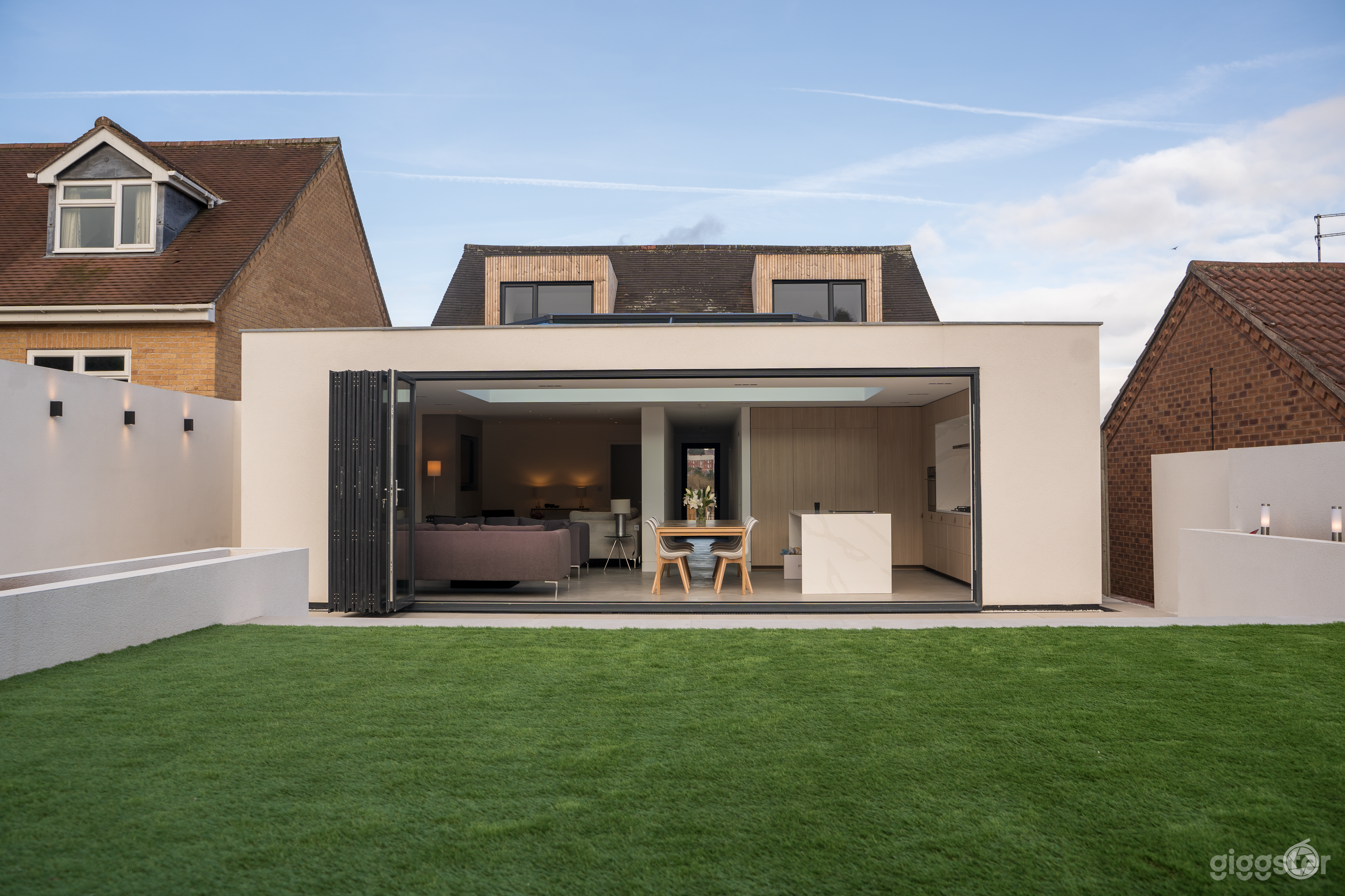 Very modern Open Plan House with Scandi kitchen Photo 1