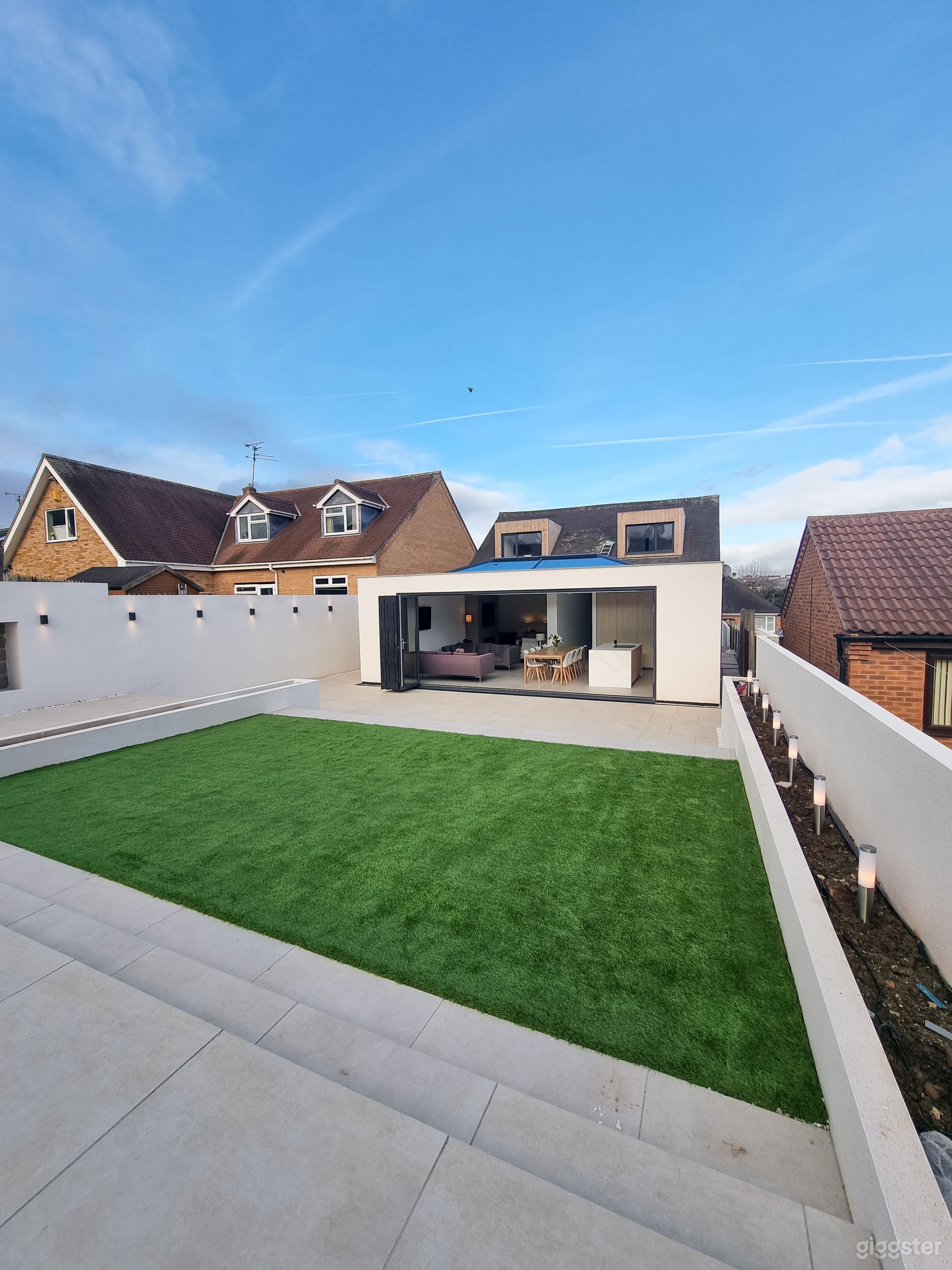 Very modern Open Plan House with Scandi kitchen Photo 2