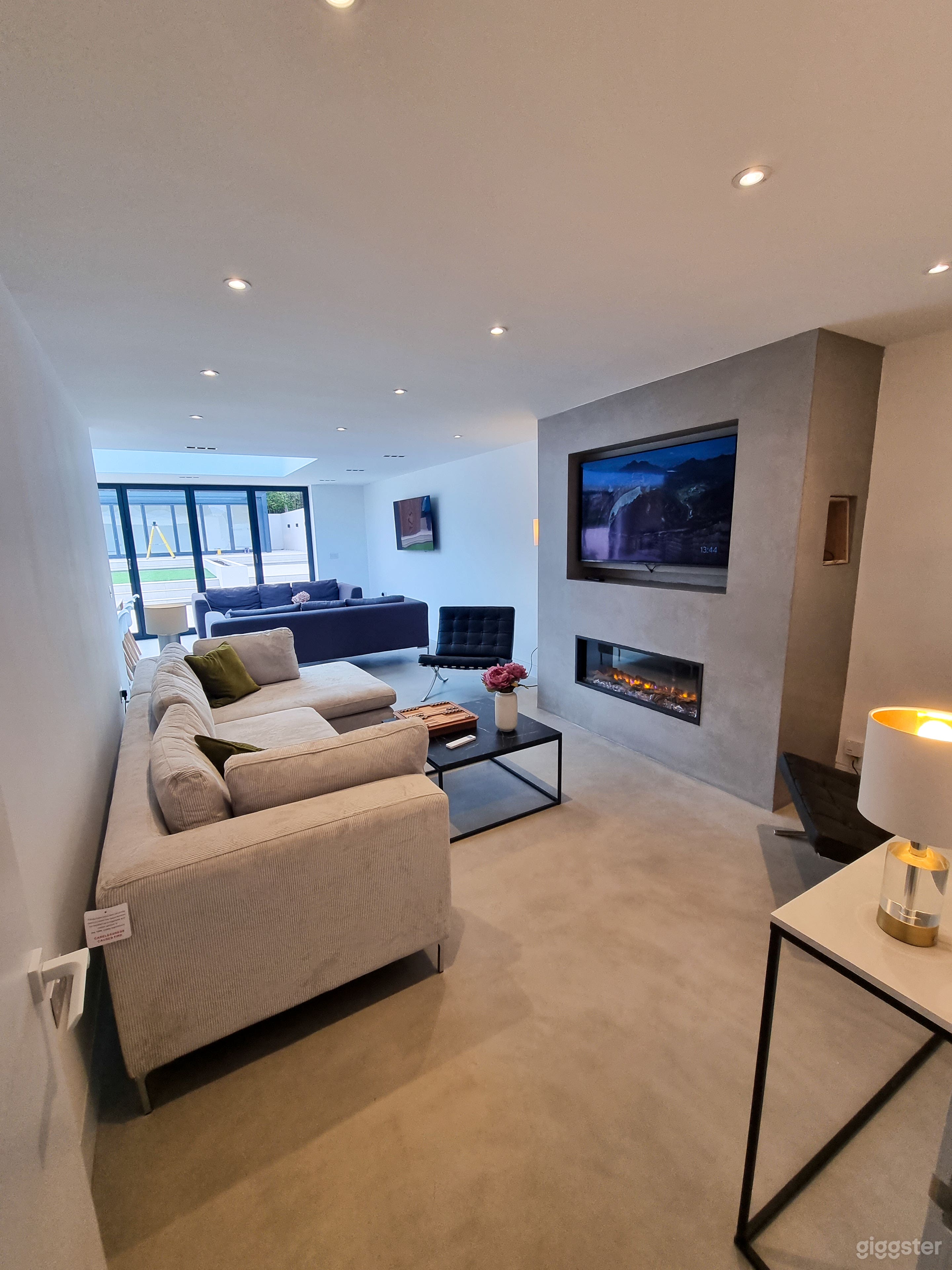 Very modern Open Plan House with Scandi kitchen Photo 3