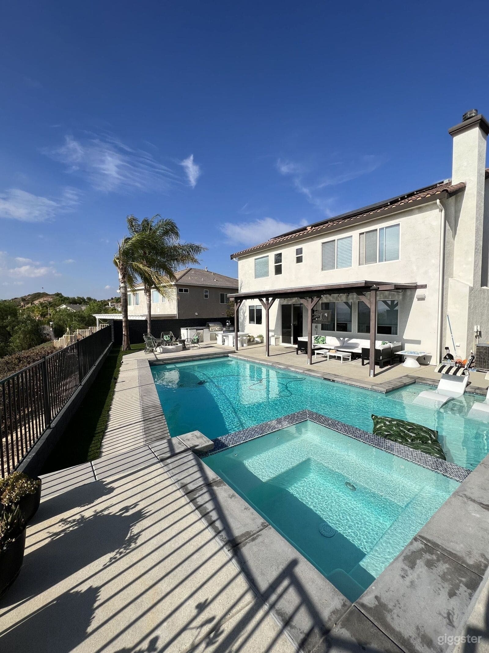 Spacious Pool with Amazing View Photo 1