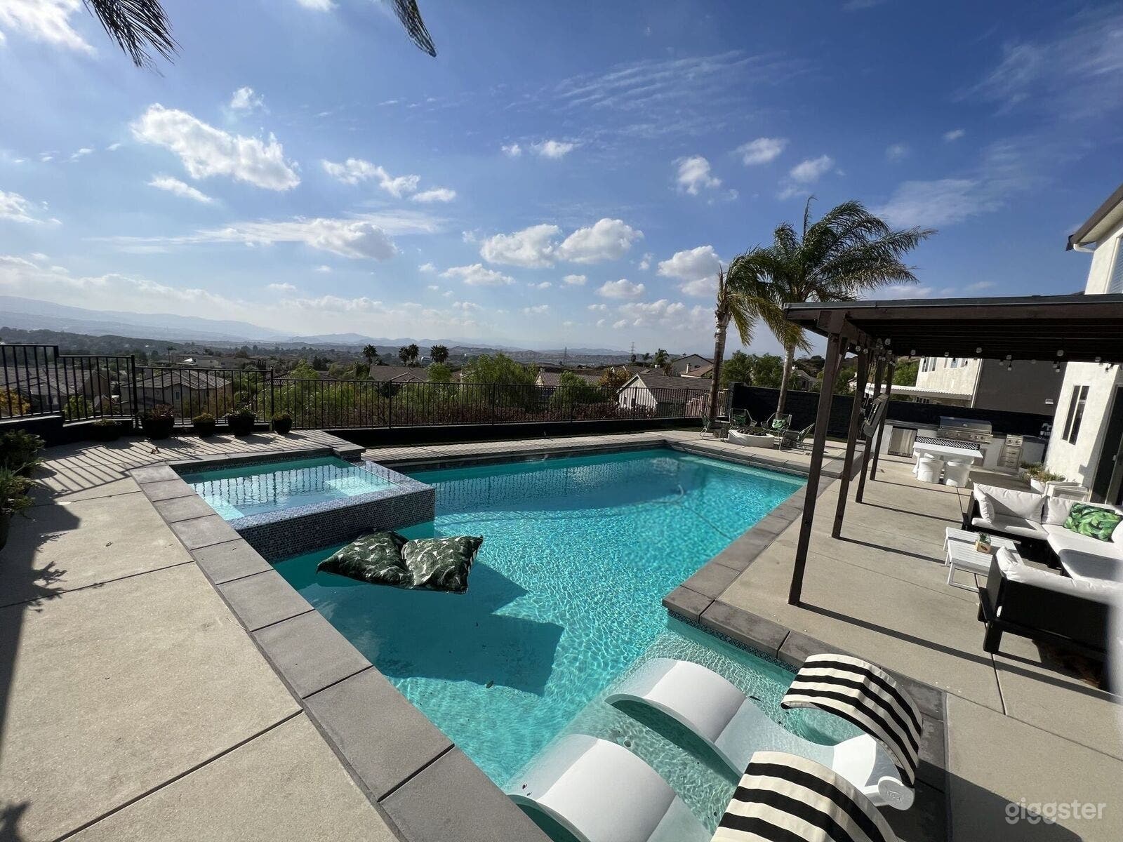 Spacious Pool with Amazing View Photo 2