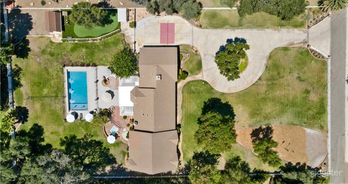 Base camp and Ranch style home set on 2.5 acres Photo 3