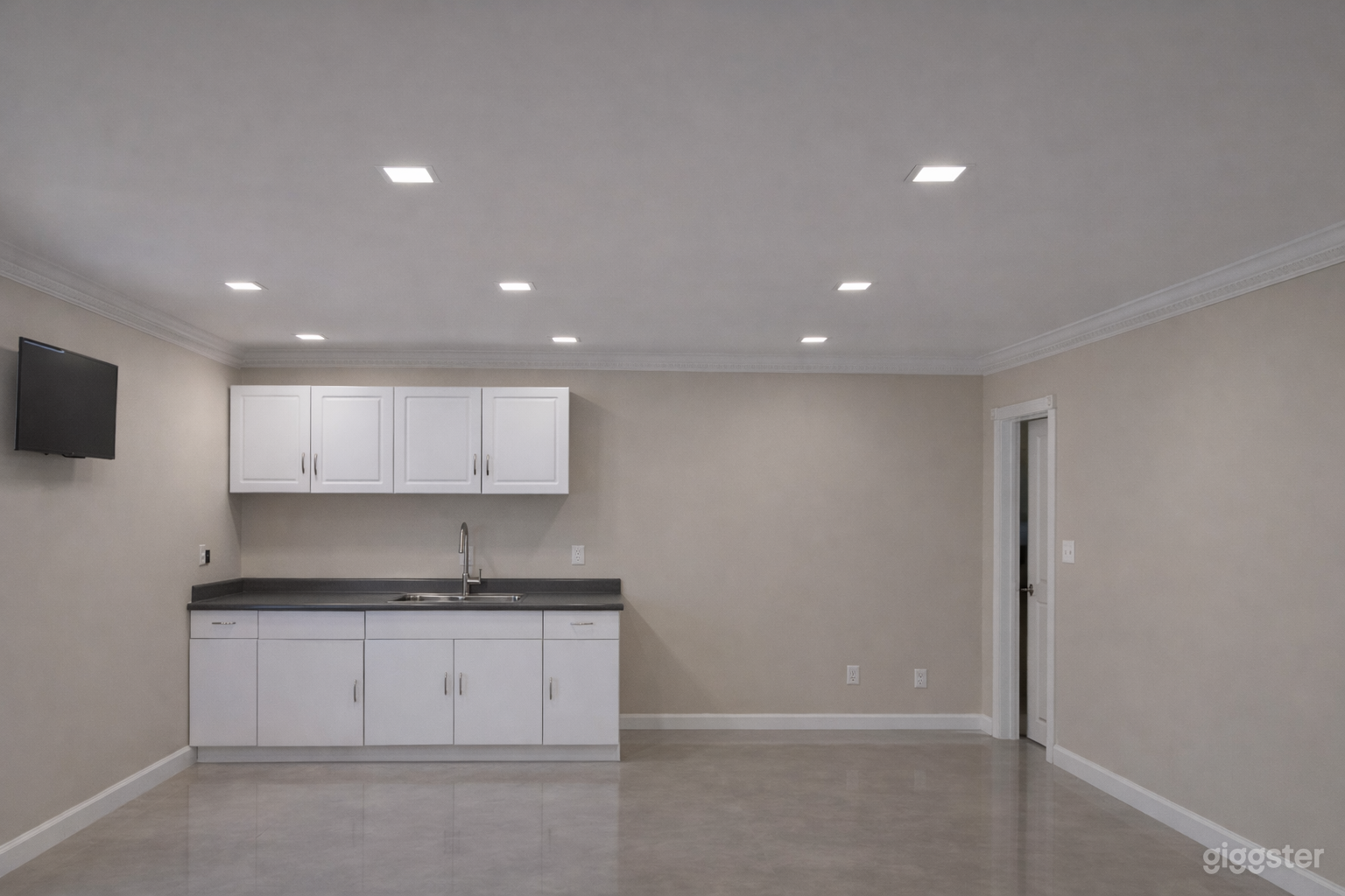 5,000 Sq Ft Storefront & Open Production Space Photo 3